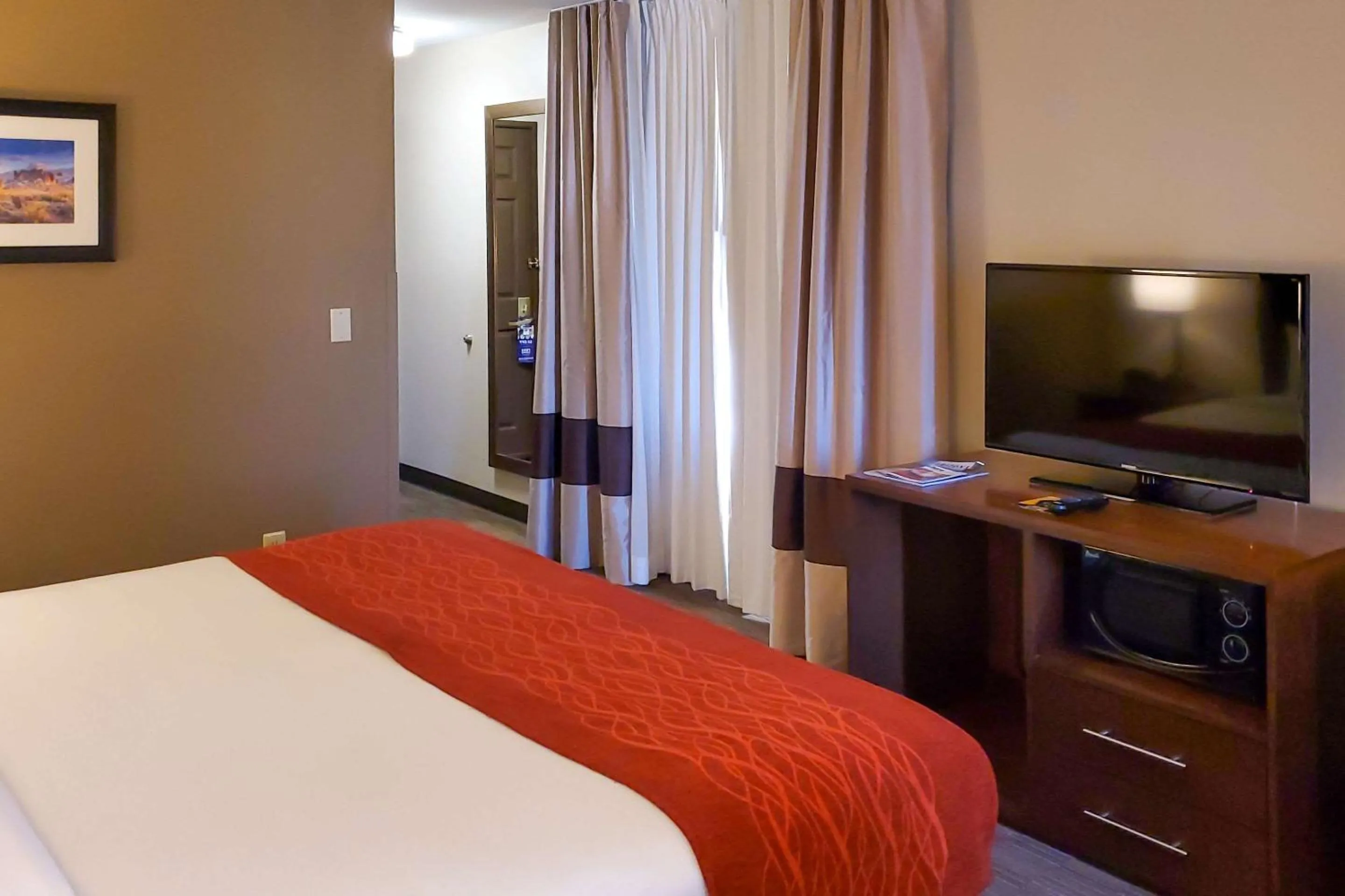 Photo of the whole room, Bed in Comfort Inn & Suites Tempe Phoenix Sky Harbor Airport