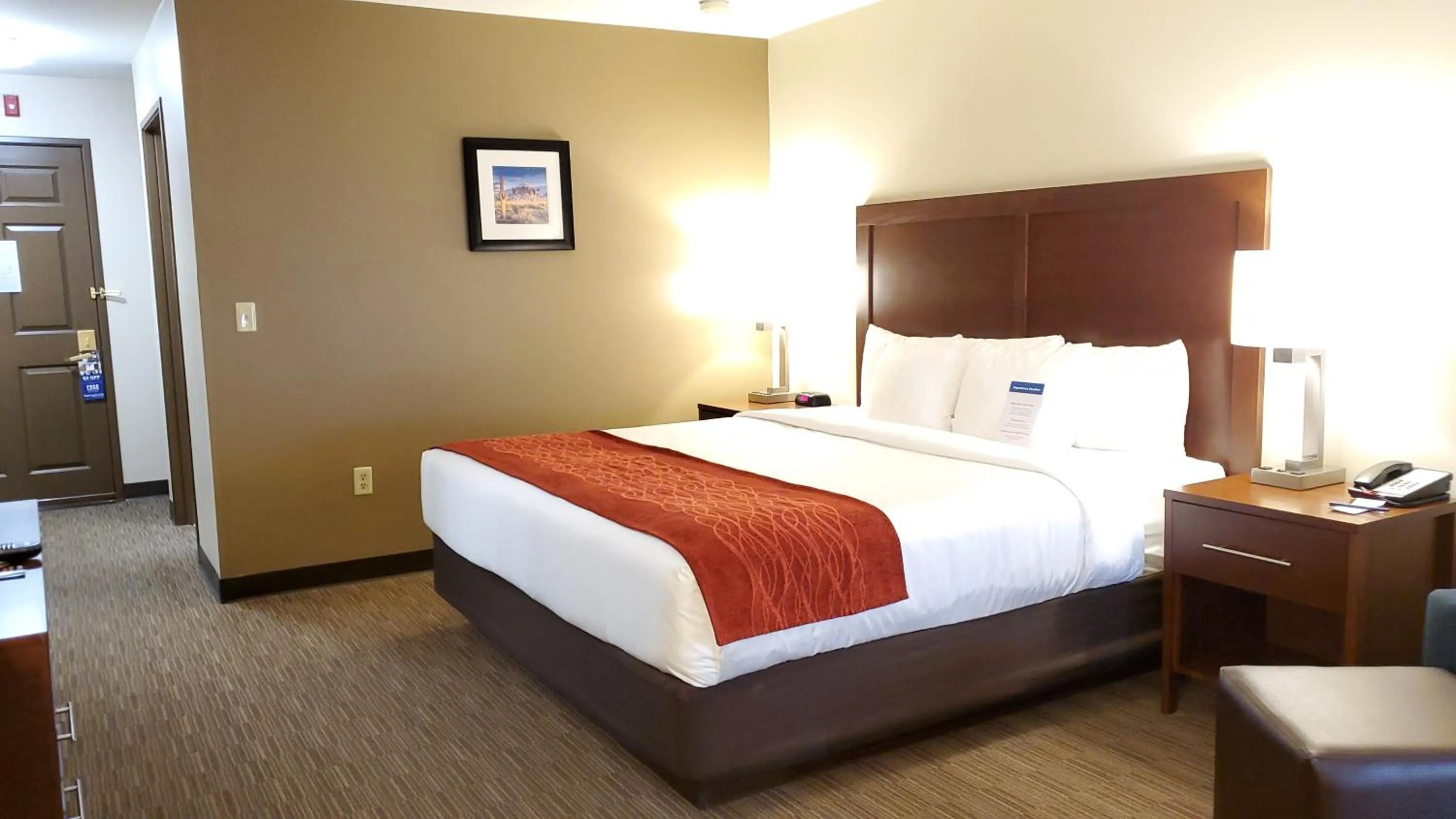 Photo of the whole room, Bed in Comfort Inn & Suites Tempe Phoenix Sky Harbor Airport