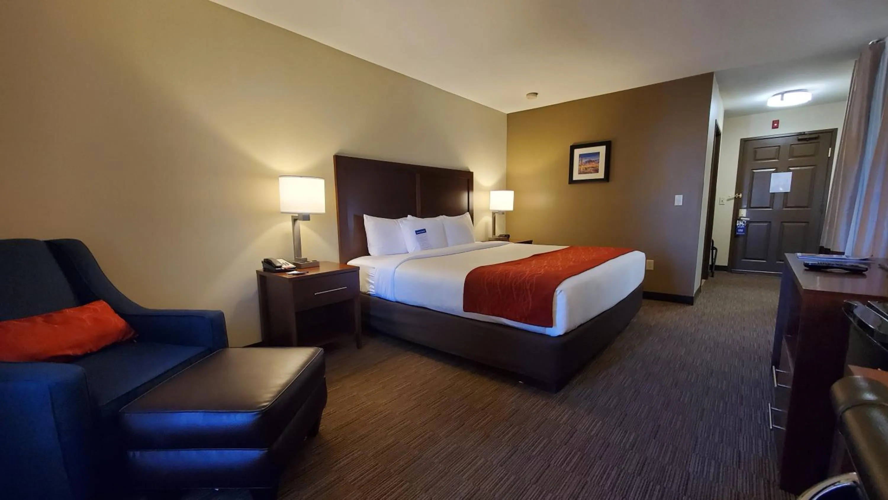 Photo of the whole room, Bed in Comfort Inn & Suites Tempe Phoenix Sky Harbor Airport