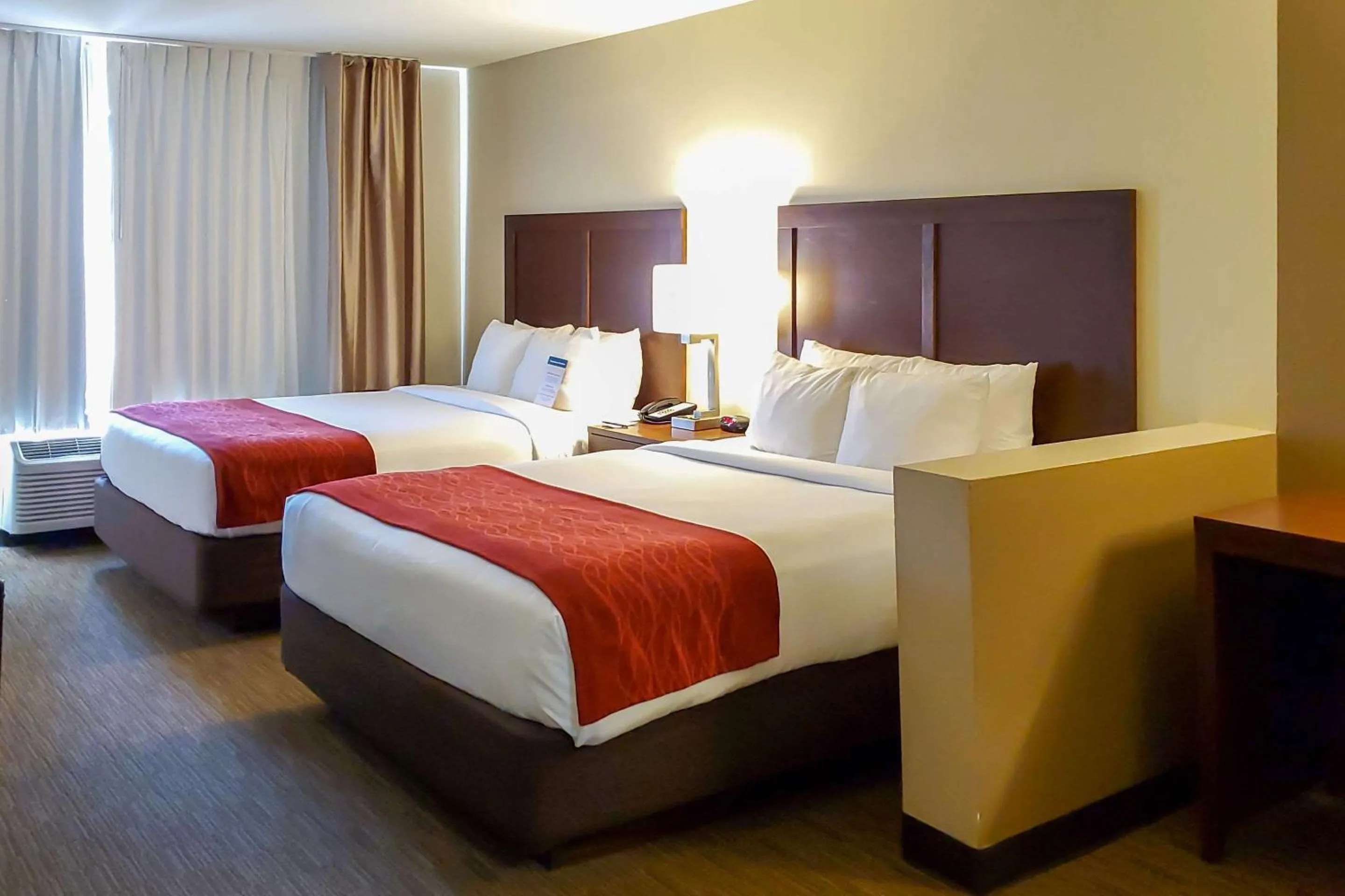 Photo of the whole room, Bed in Comfort Inn & Suites Tempe Phoenix Sky Harbor Airport