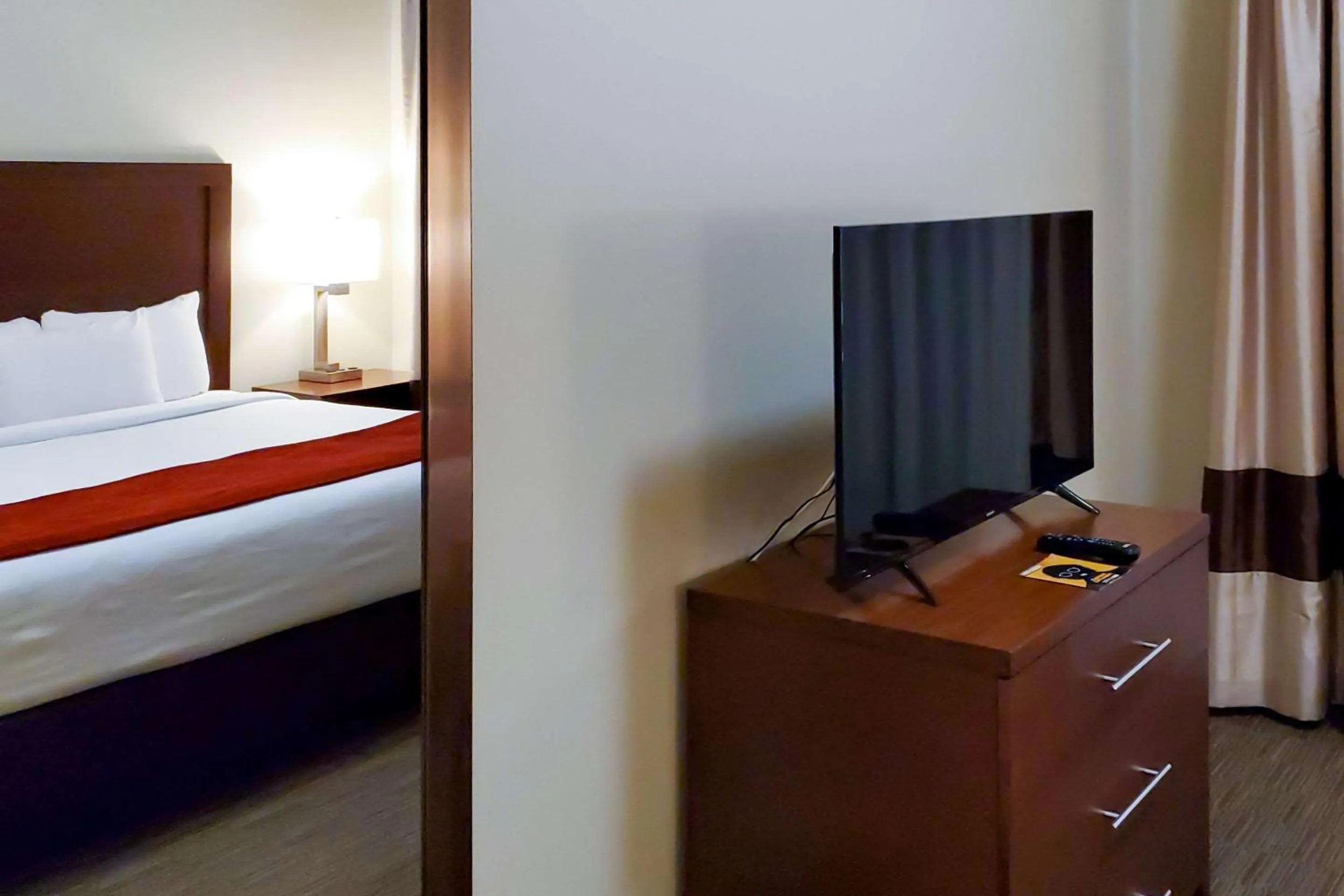 Photo of the whole room, Bed in Comfort Inn & Suites Tempe Phoenix Sky Harbor Airport