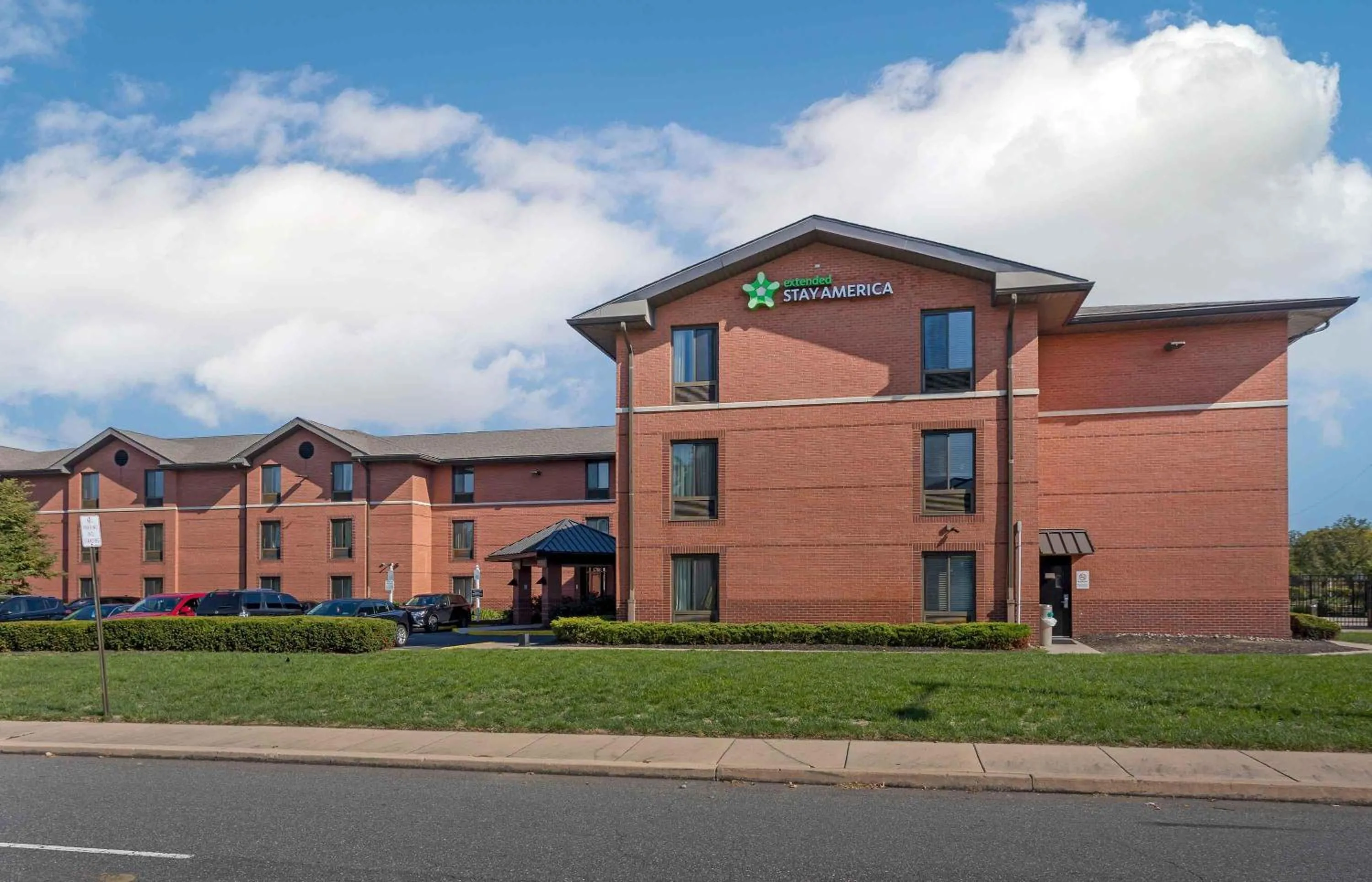 Property building in Extended Stay America Suites - Philadelphia - Airport - Bartram Ave