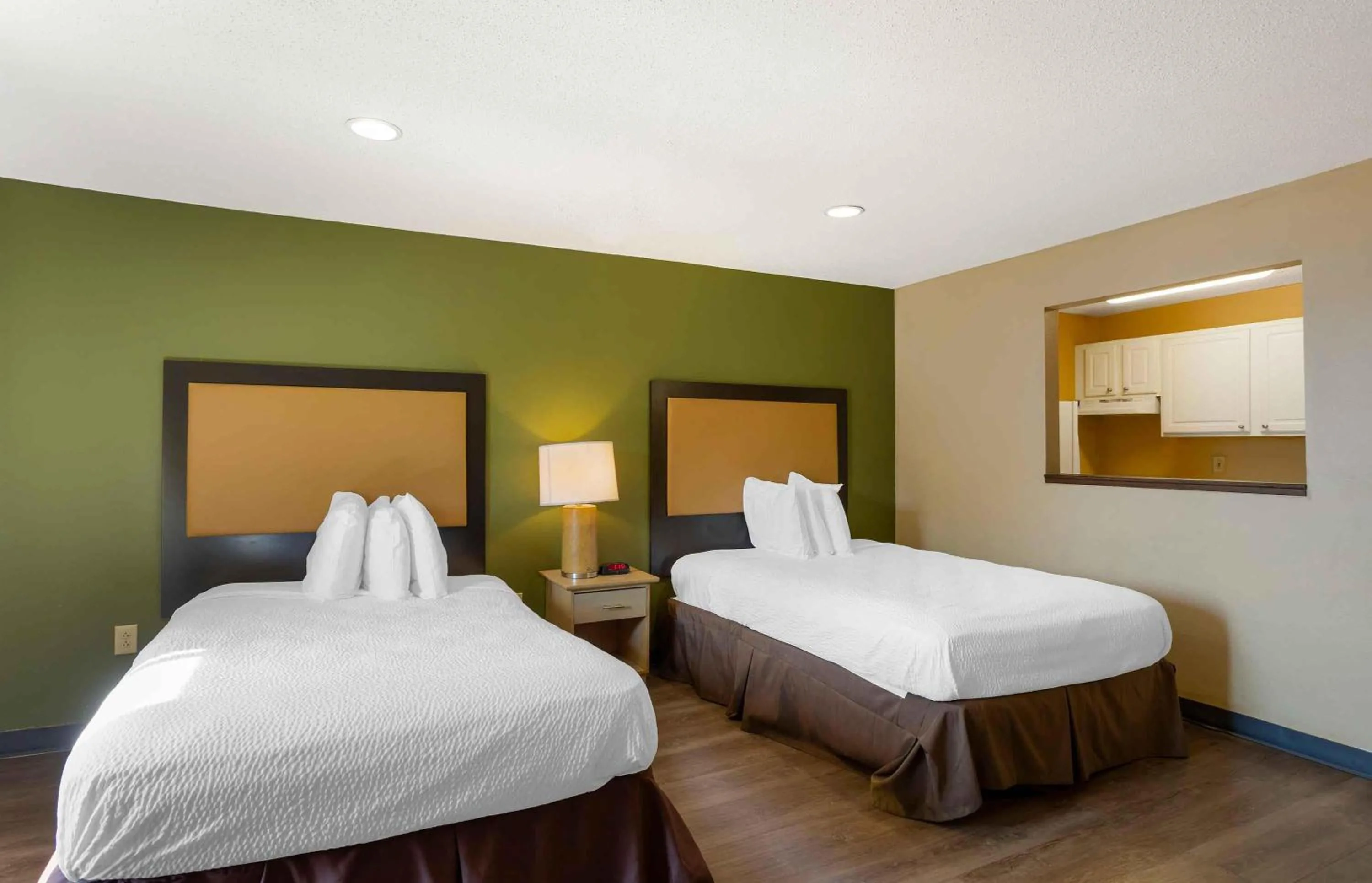 Bedroom, Bed in Extended Stay America Suites - Philadelphia - Airport - Bartram Ave
