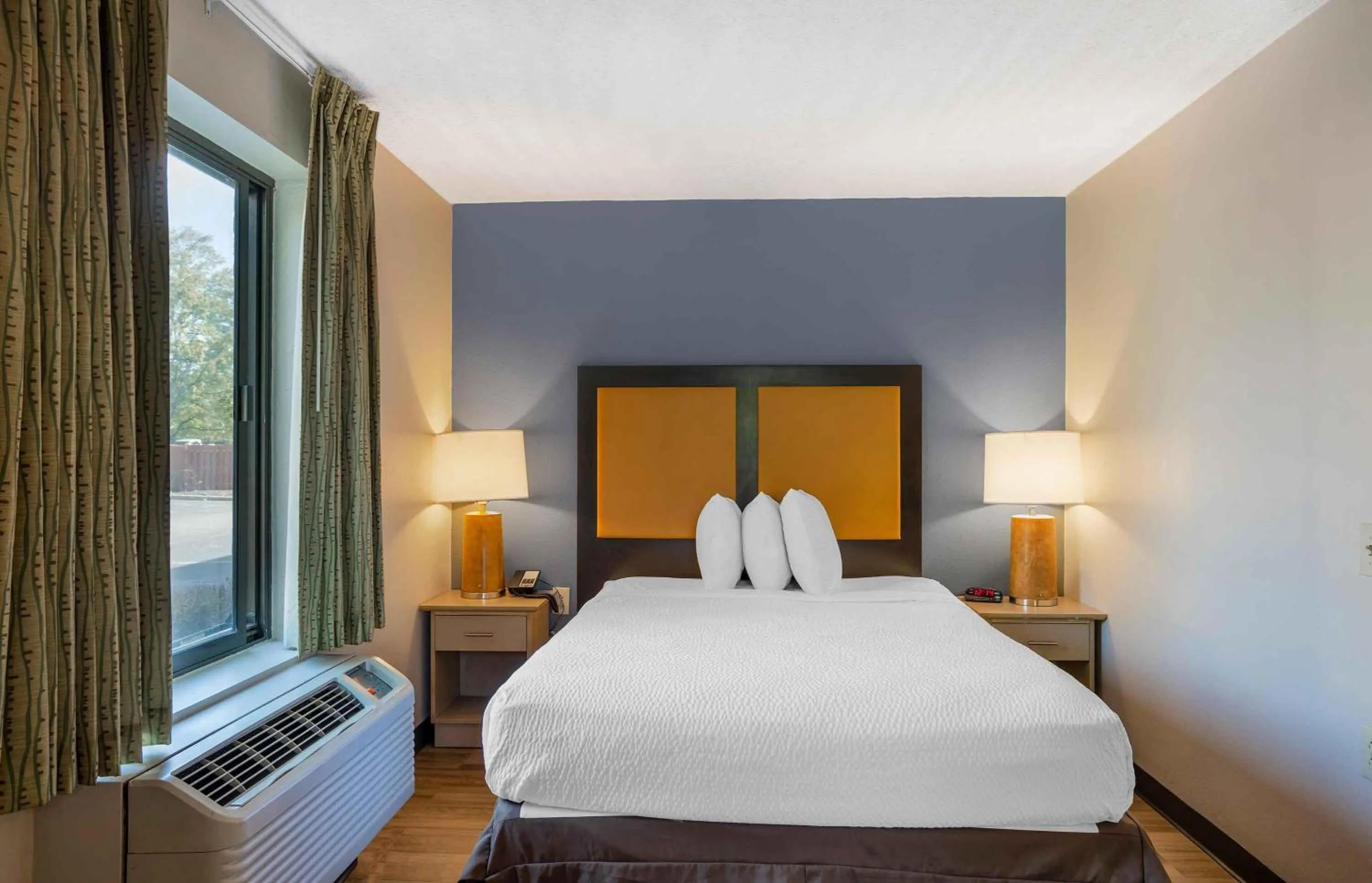 Bedroom, Bed in Extended Stay America Suites - Philadelphia - Airport - Bartram Ave