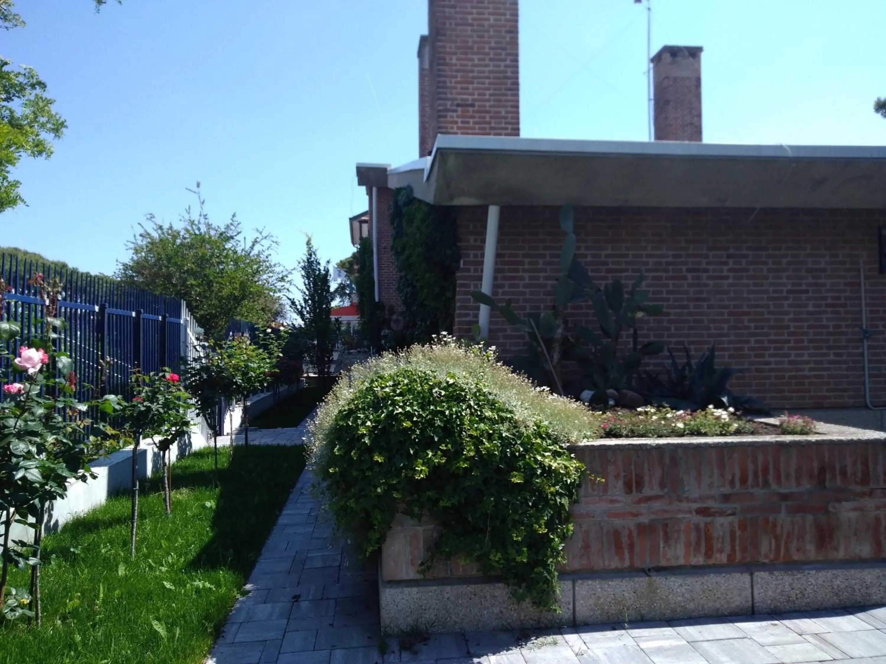 Facade/entrance in B&B and Sail