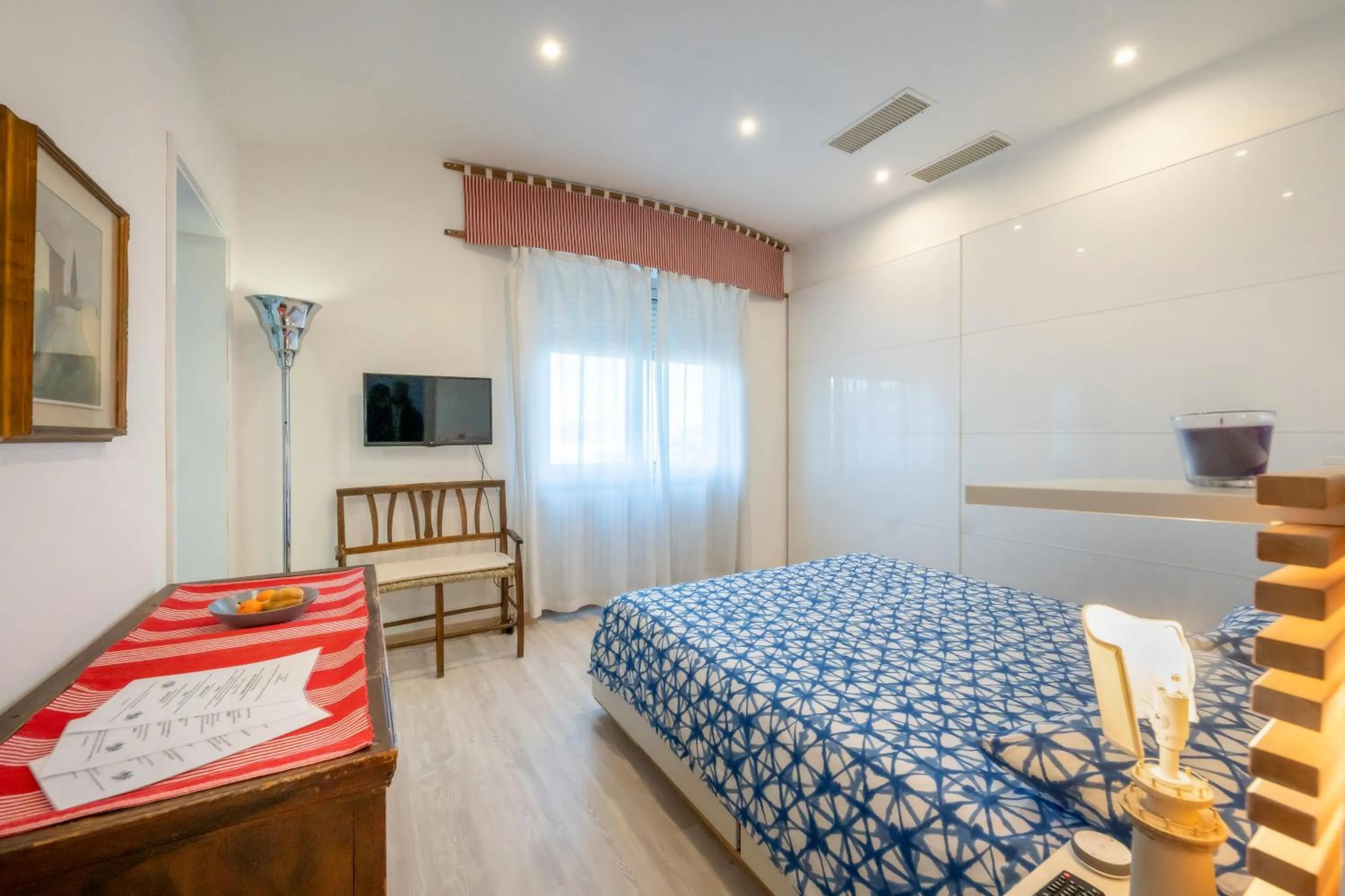 Photo of the whole room, Bed in B&B and Sail