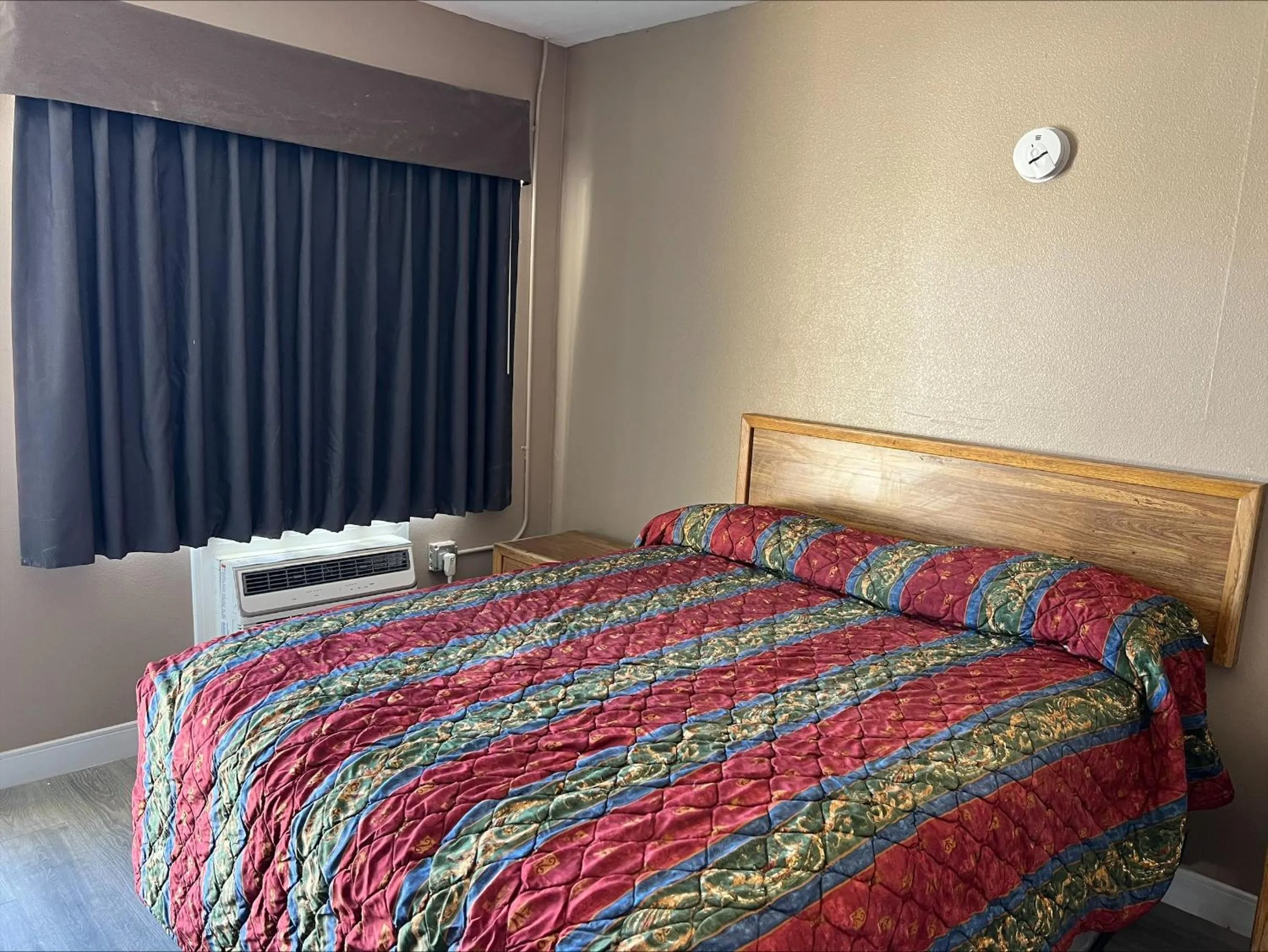 Bedroom, Bed in Carl's Motel