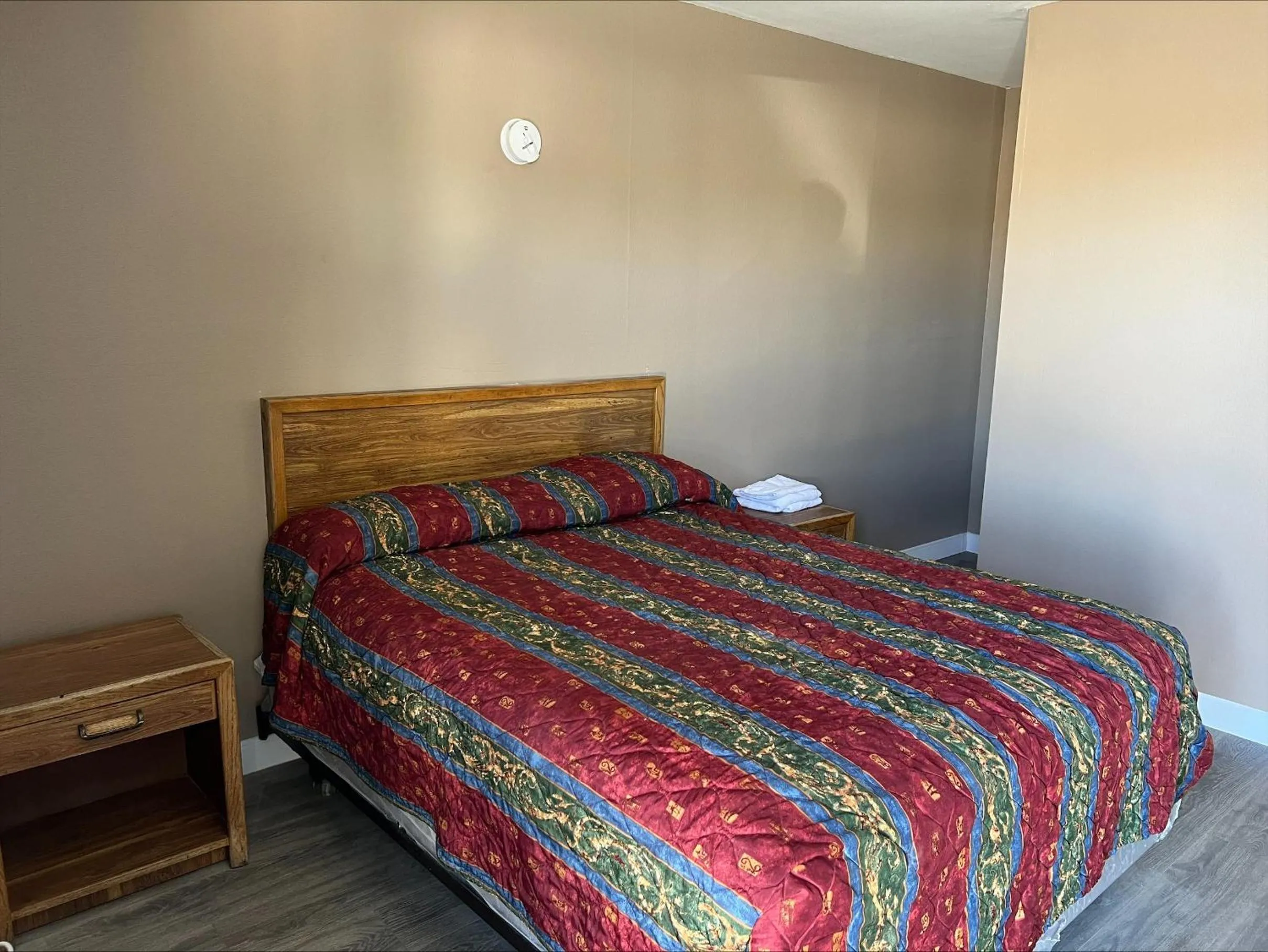 Bedroom, Bed in Carl's Motel