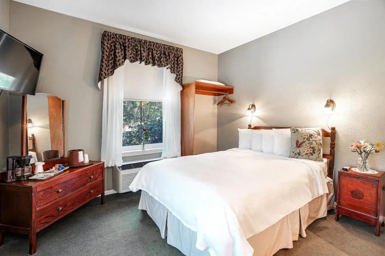 Bedroom, Bed in Julian Lodge