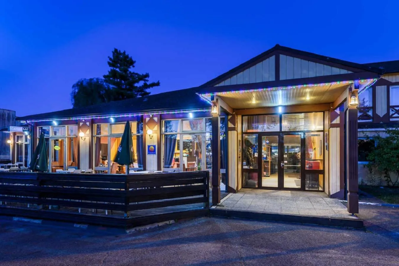 Property building in FH Confort Hotel Orléans Co'met