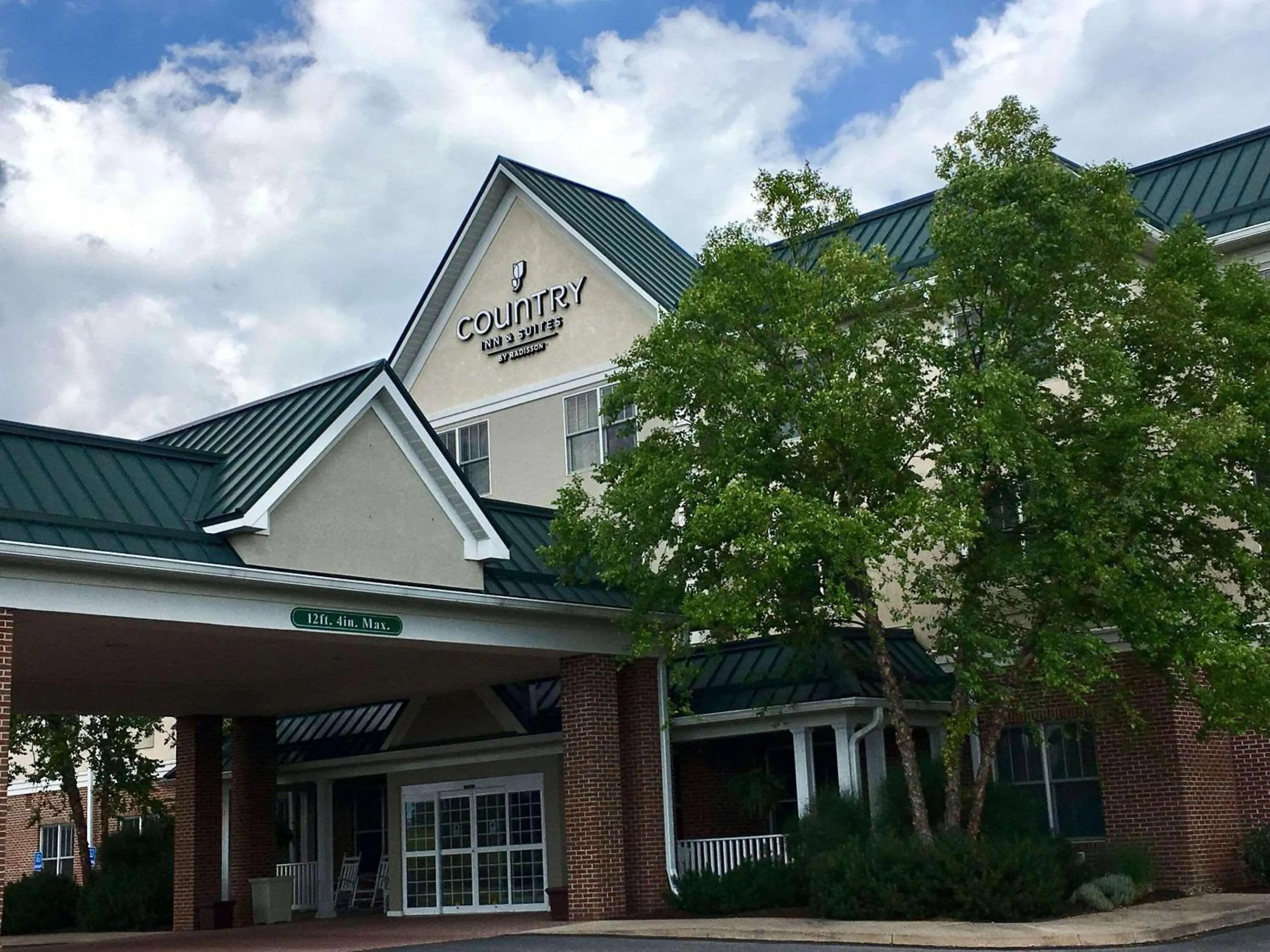 Property building in Country Inn & Suites by Radisson, Lewisburg, PA