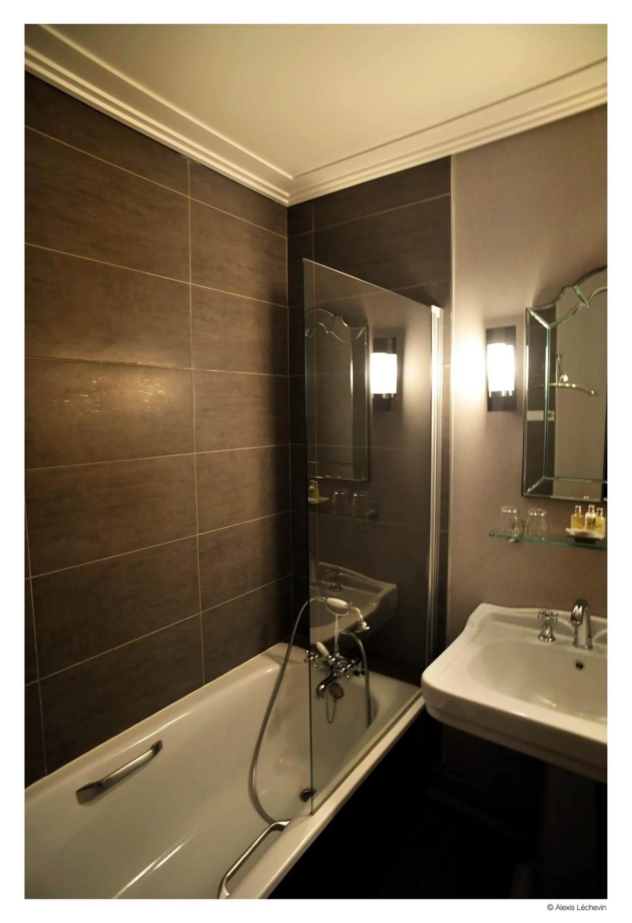 Bathroom in Hotel De La Treille