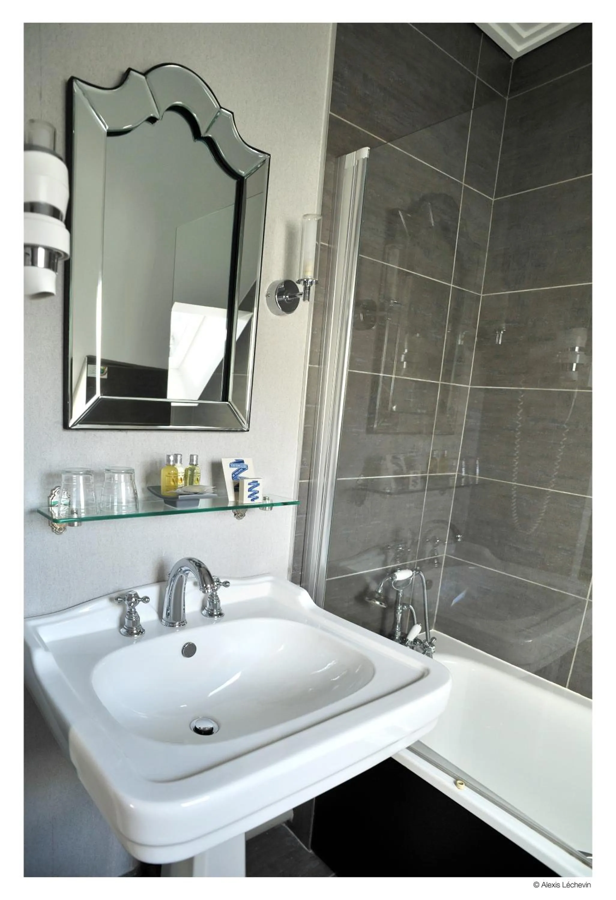 Bathroom in Hotel De La Treille