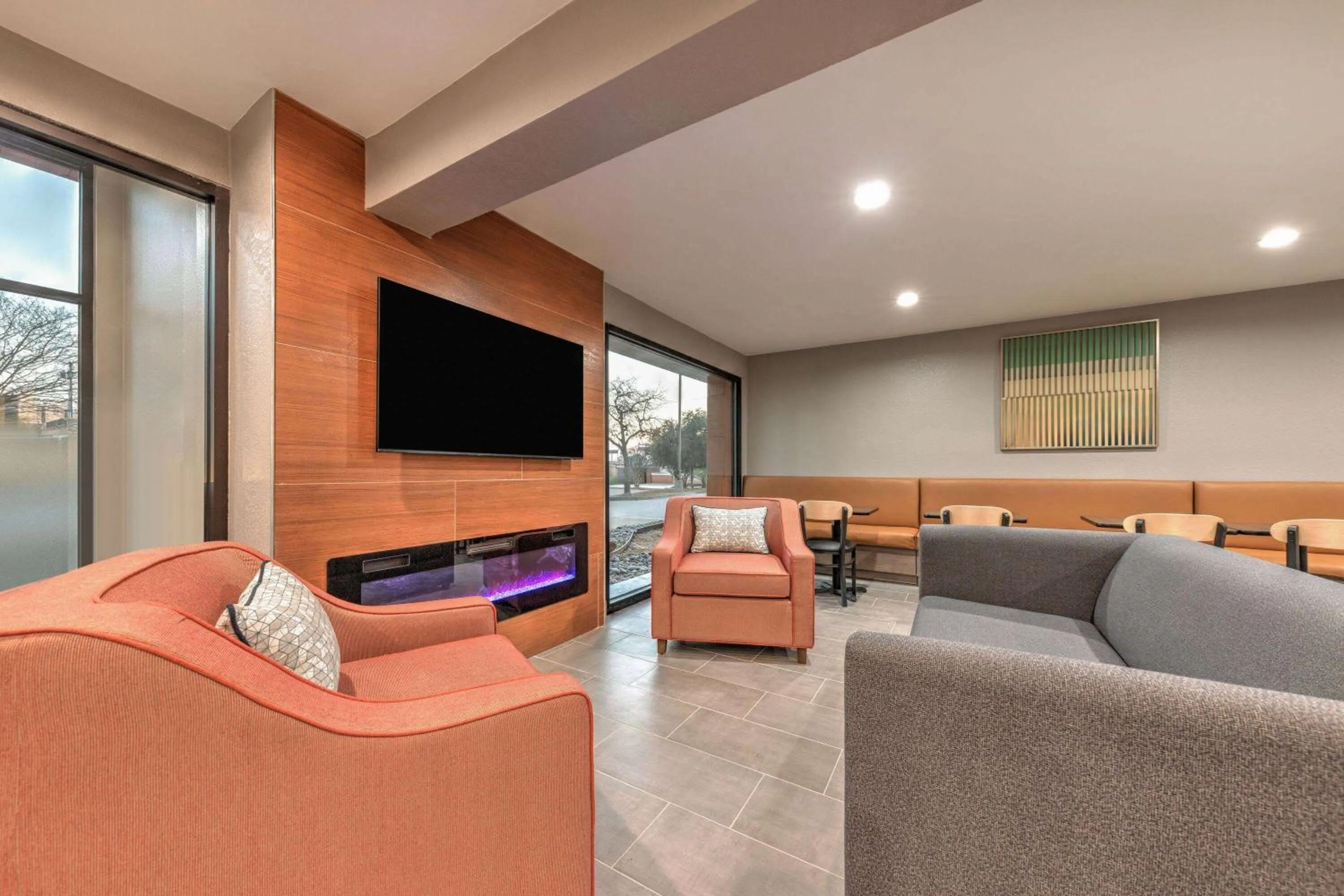 Lobby or reception in Baymont by Wyndham Bedford-Dallas