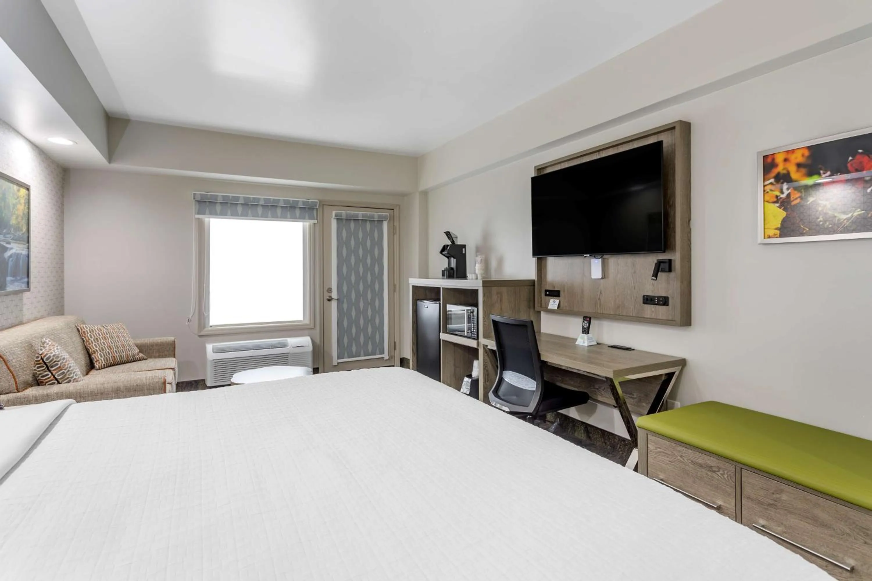 Photo of the whole room, Bed in Best Western Plus Apple Valley Lodge Pigeon Forge