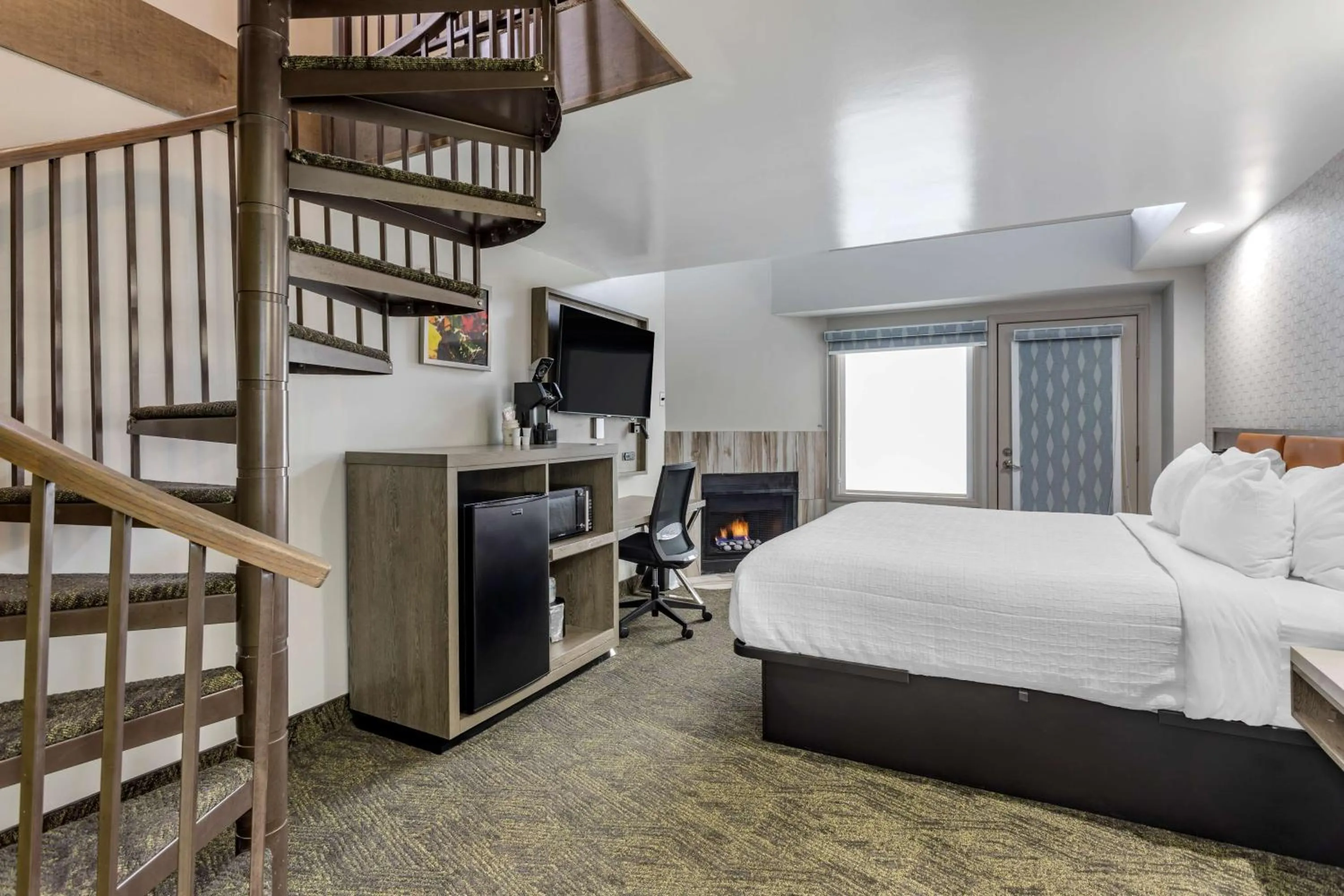 Photo of the whole room, Bed in Best Western Plus Apple Valley Lodge Pigeon Forge