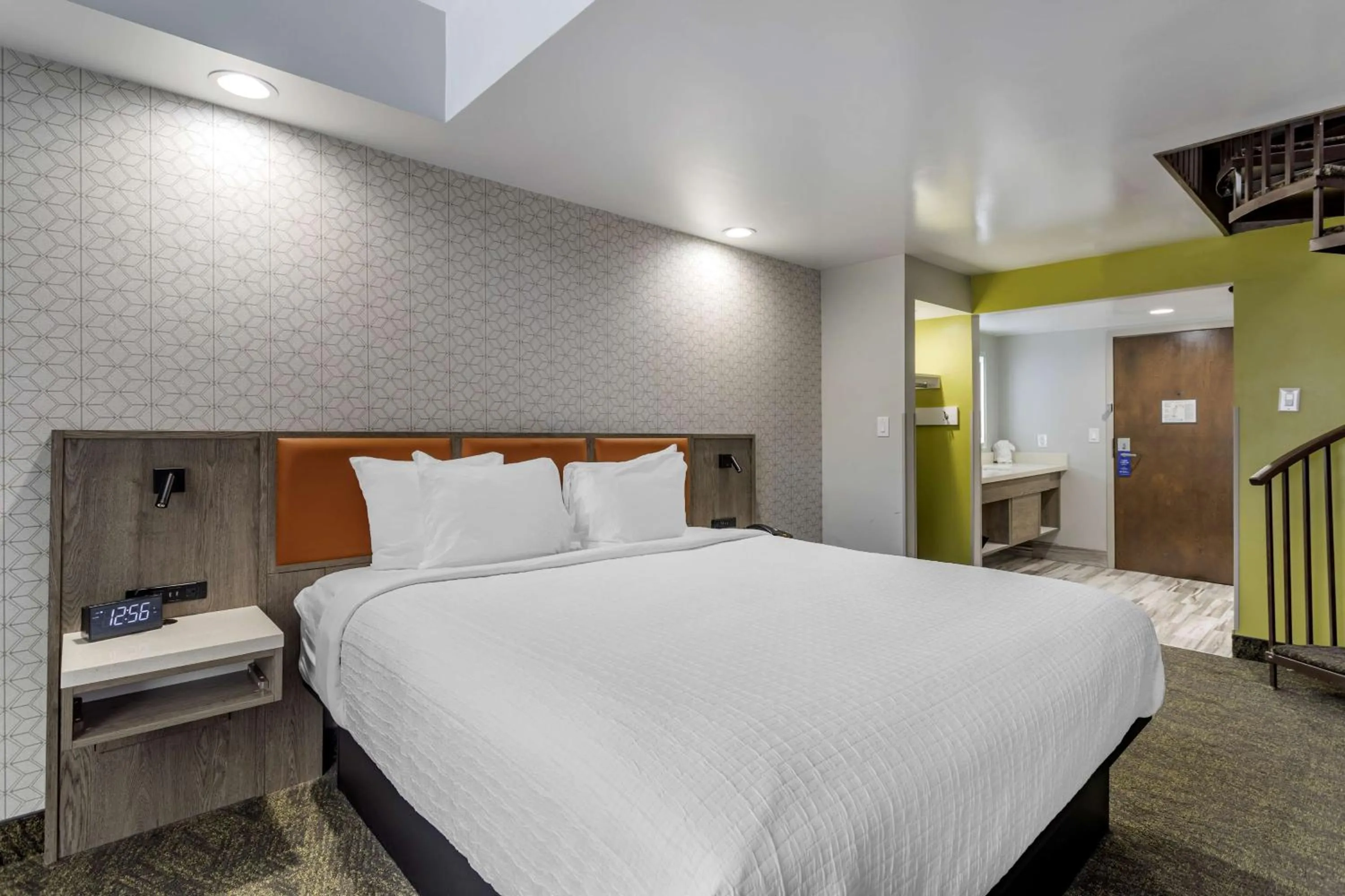 Photo of the whole room, Bed in Best Western Plus Apple Valley Lodge Pigeon Forge