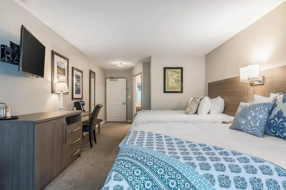 Standard Queen Room in Lakes Inn at Dunvilla Standard Queen Room in Lakes Inn at Dunvilla