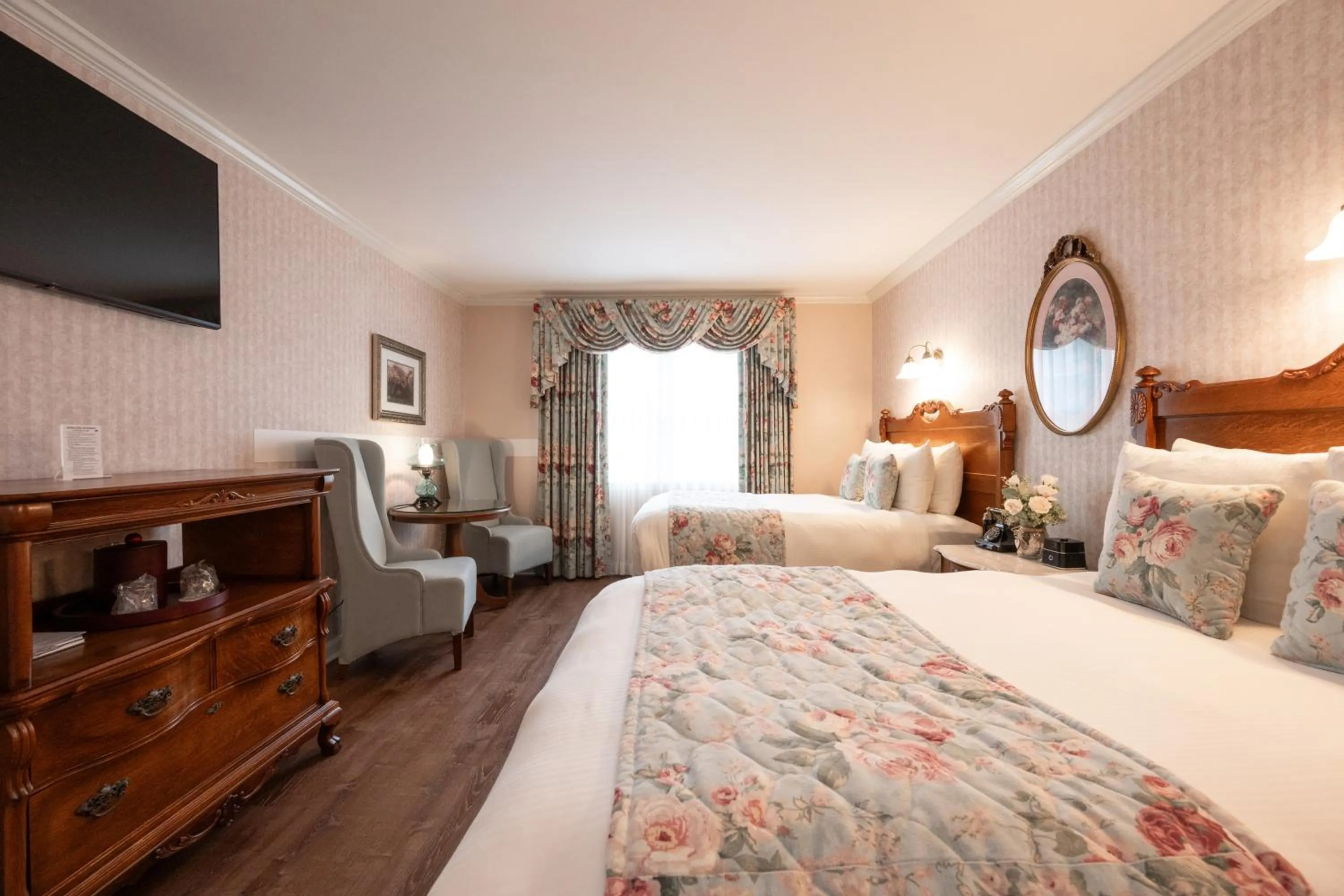 Bedroom, Bed in Boardwalk Plaza Hotel