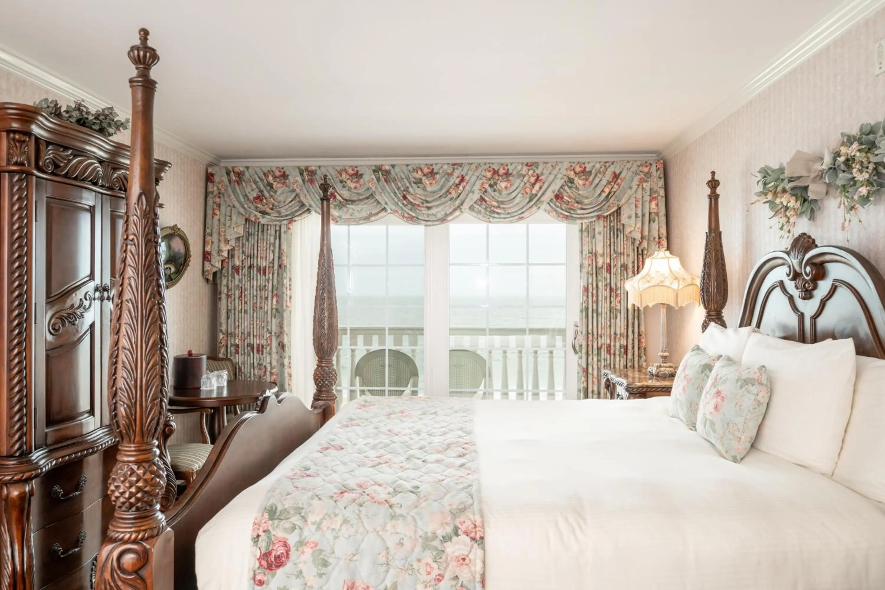 Bed in Boardwalk Plaza Hotel