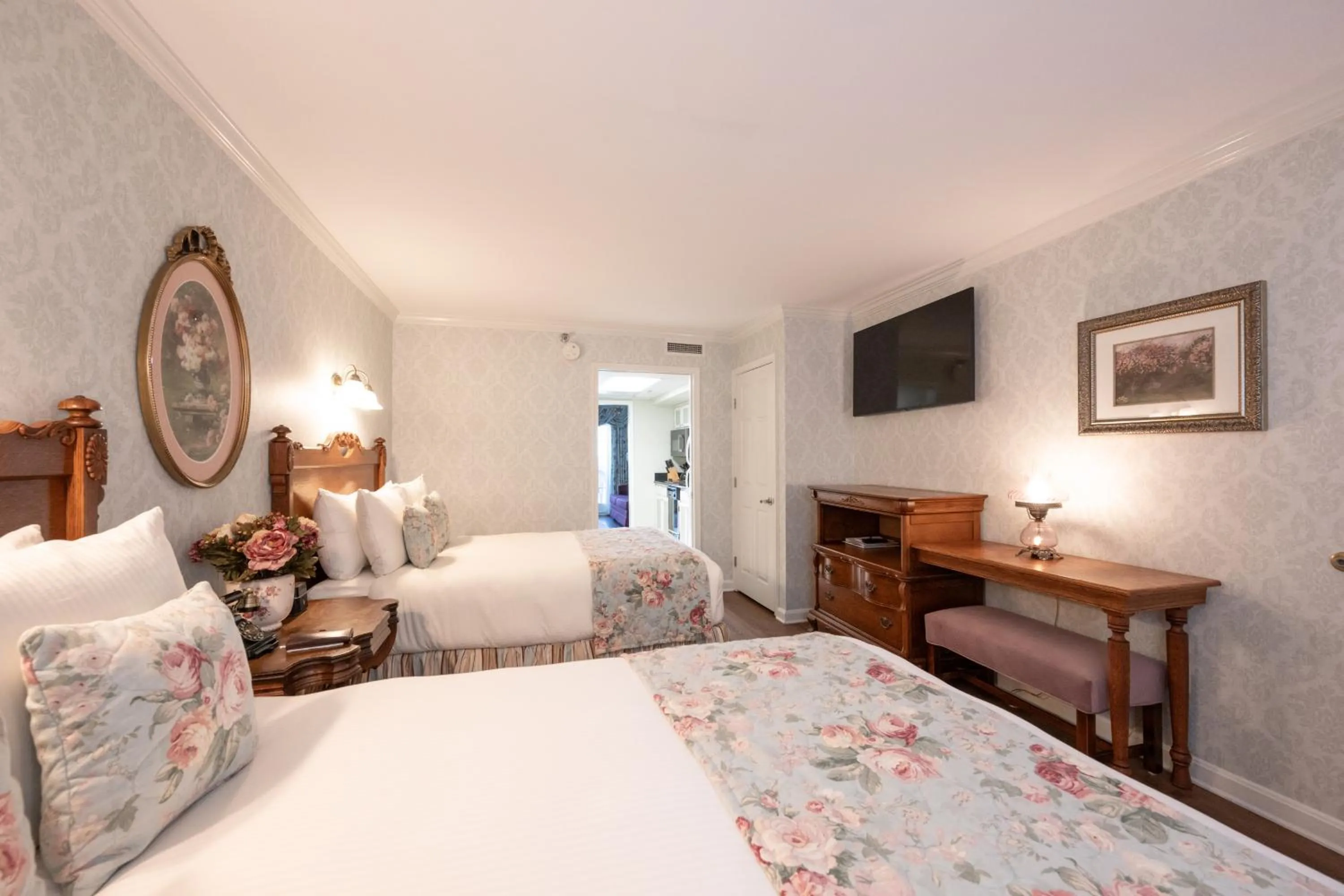 Bedroom, Bed in Boardwalk Plaza Hotel