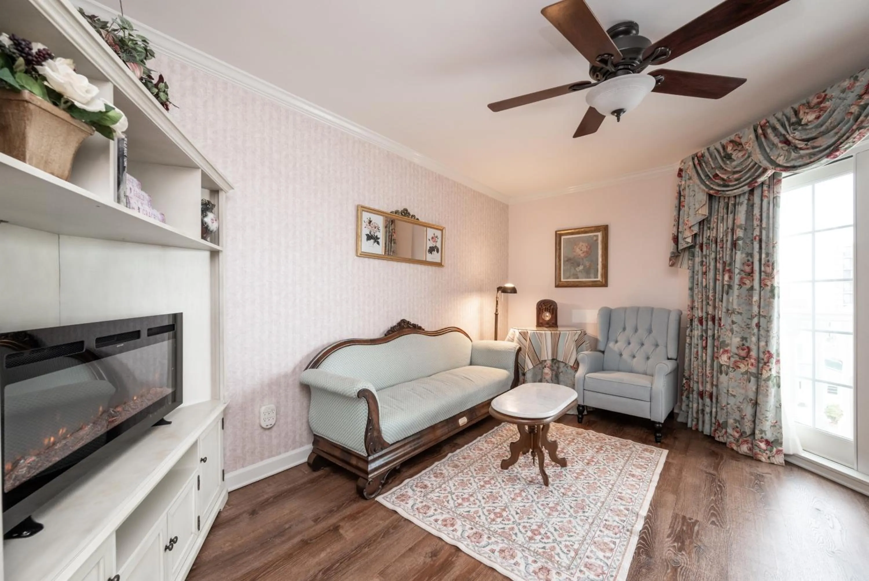 Living room in Boardwalk Plaza Hotel