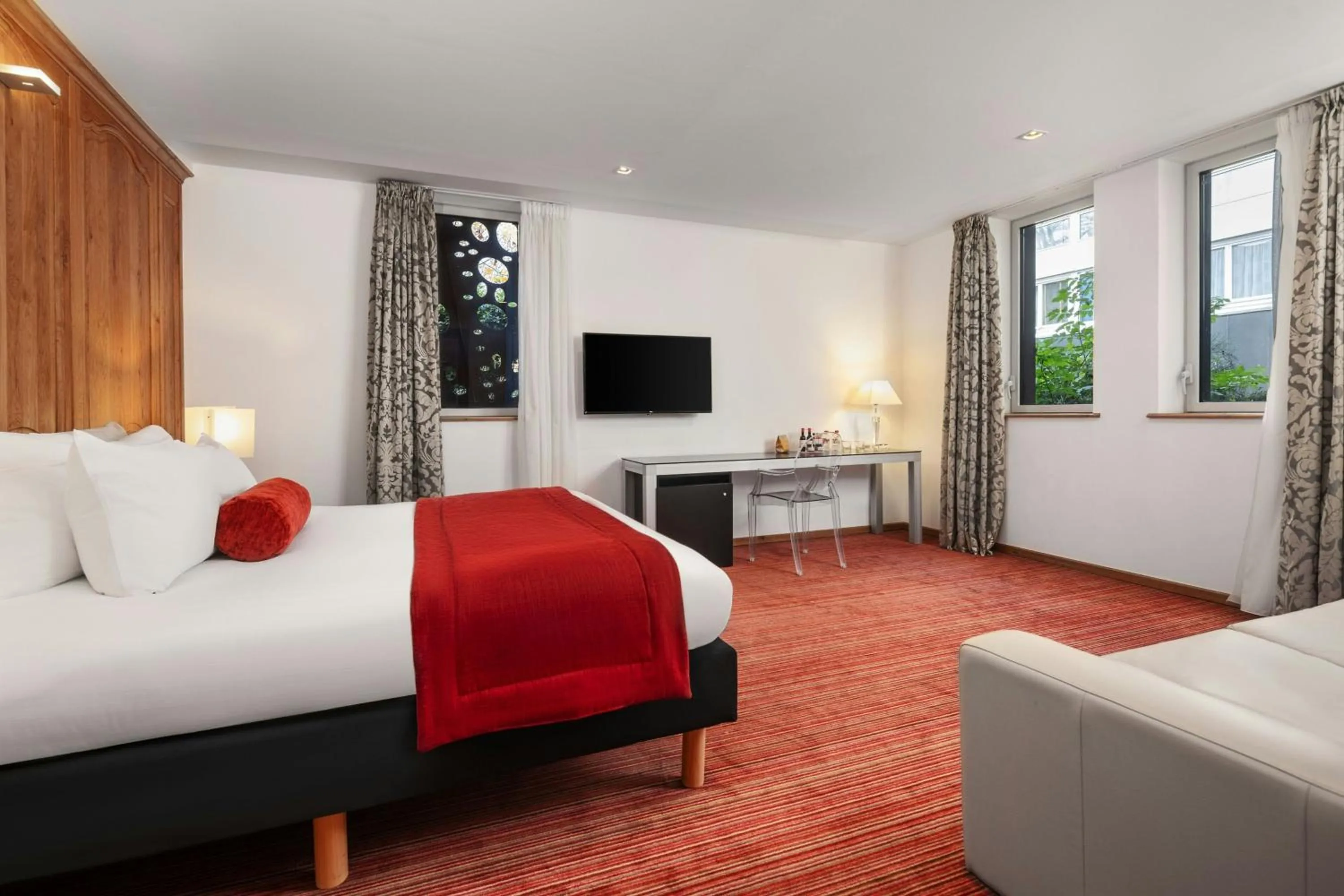 Photo of the whole room, Bed in L'Hermitage Gantois, Autograph Collection