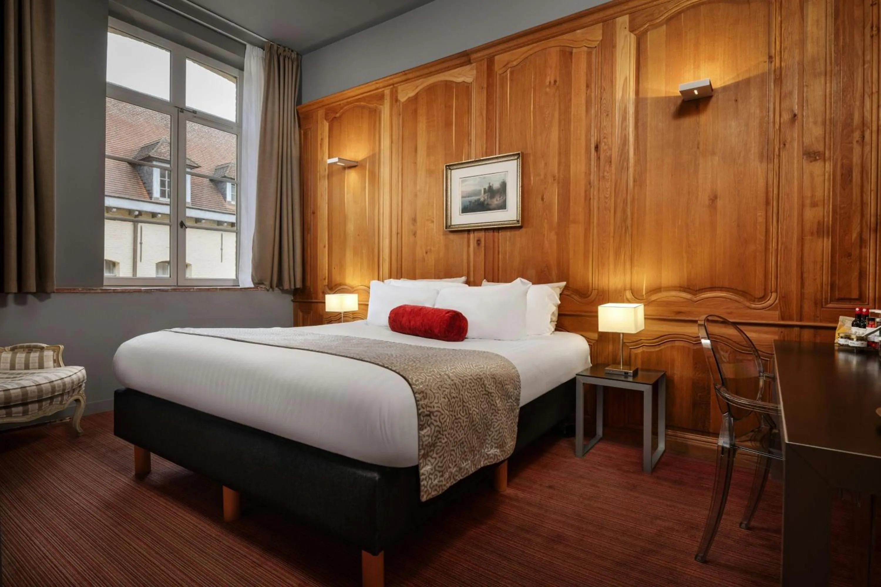 Photo of the whole room, Bed in L'Hermitage Gantois, Autograph Collection