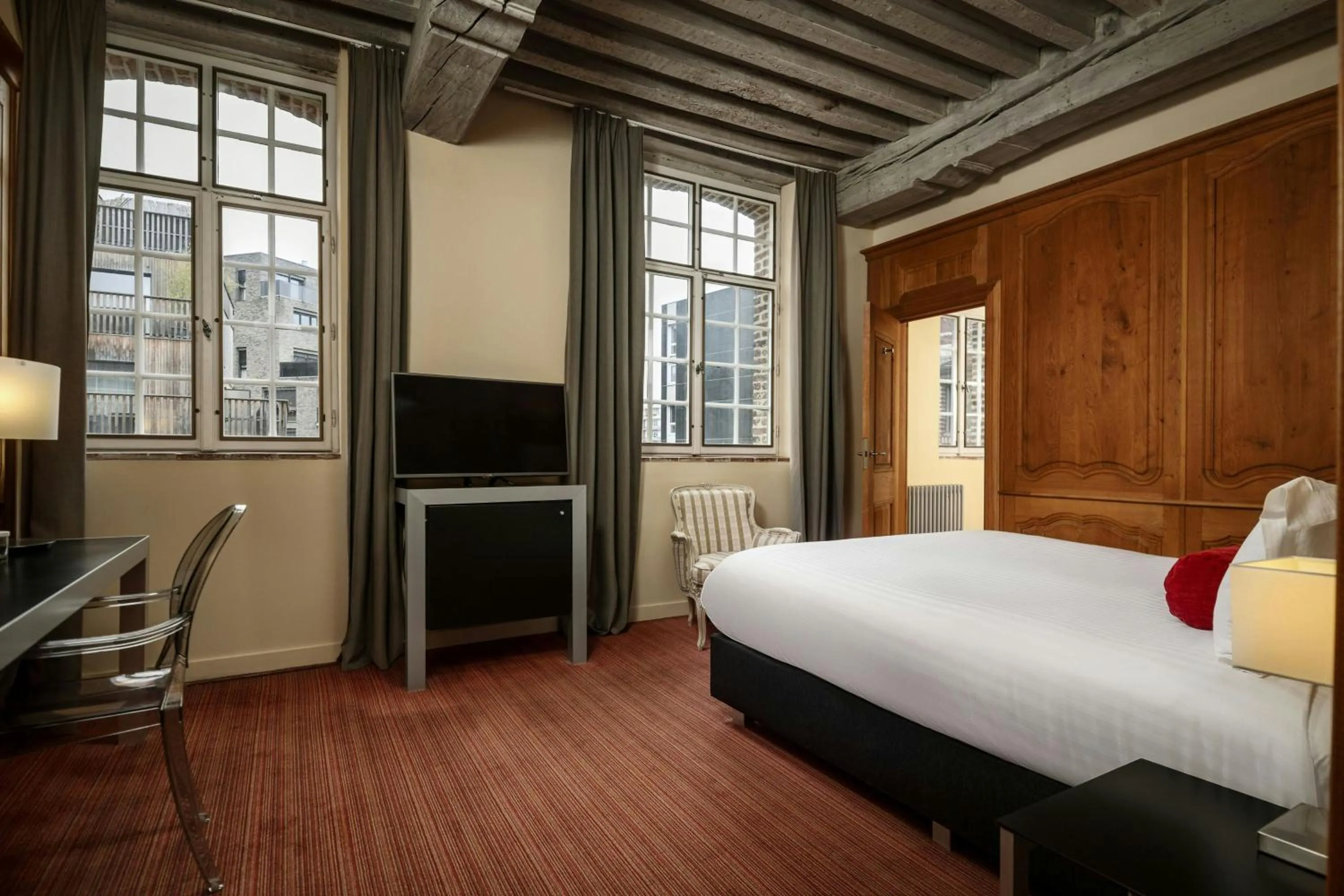 Photo of the whole room, Bed in L'Hermitage Gantois, Autograph Collection