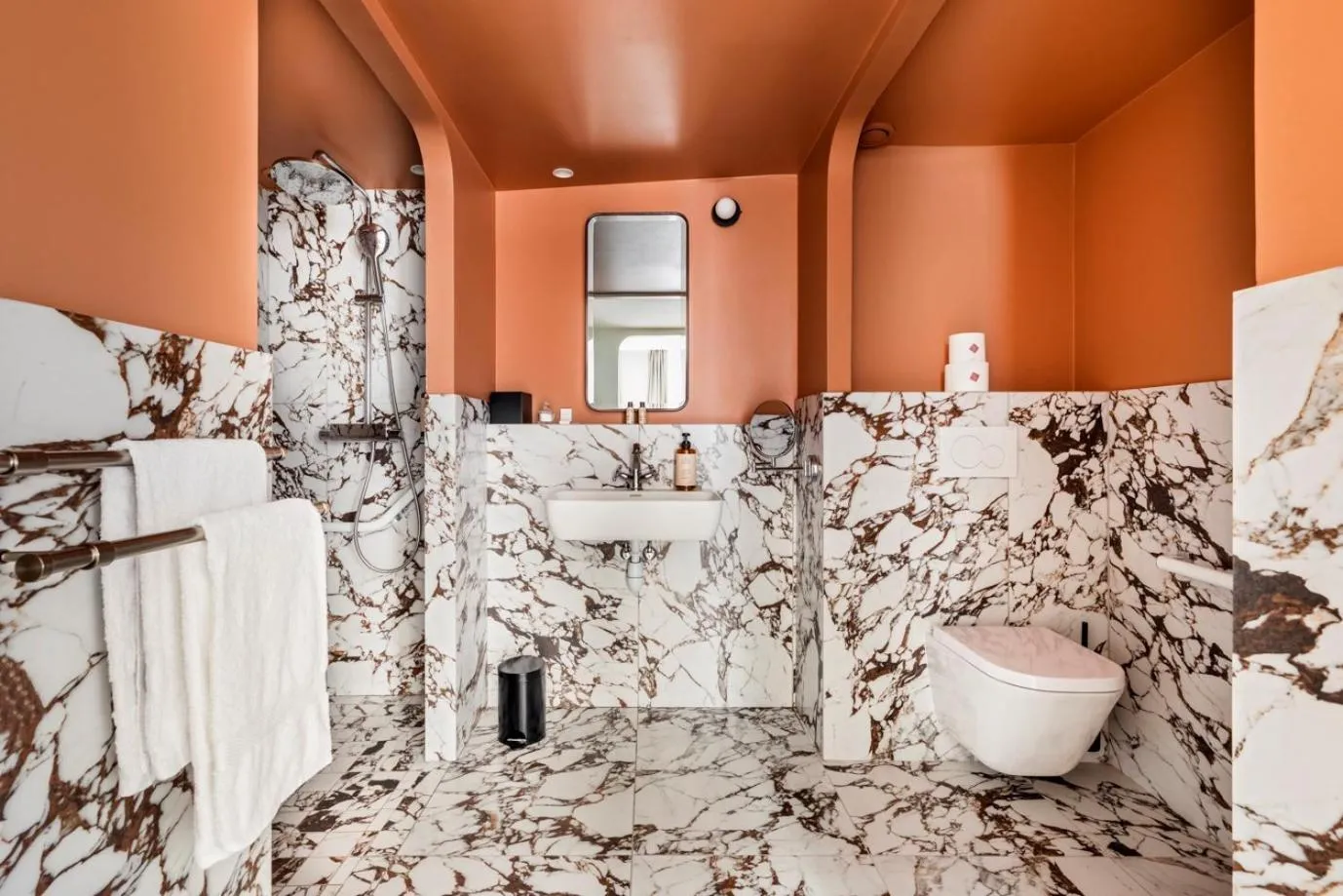 Shower in Hôtel Chamar