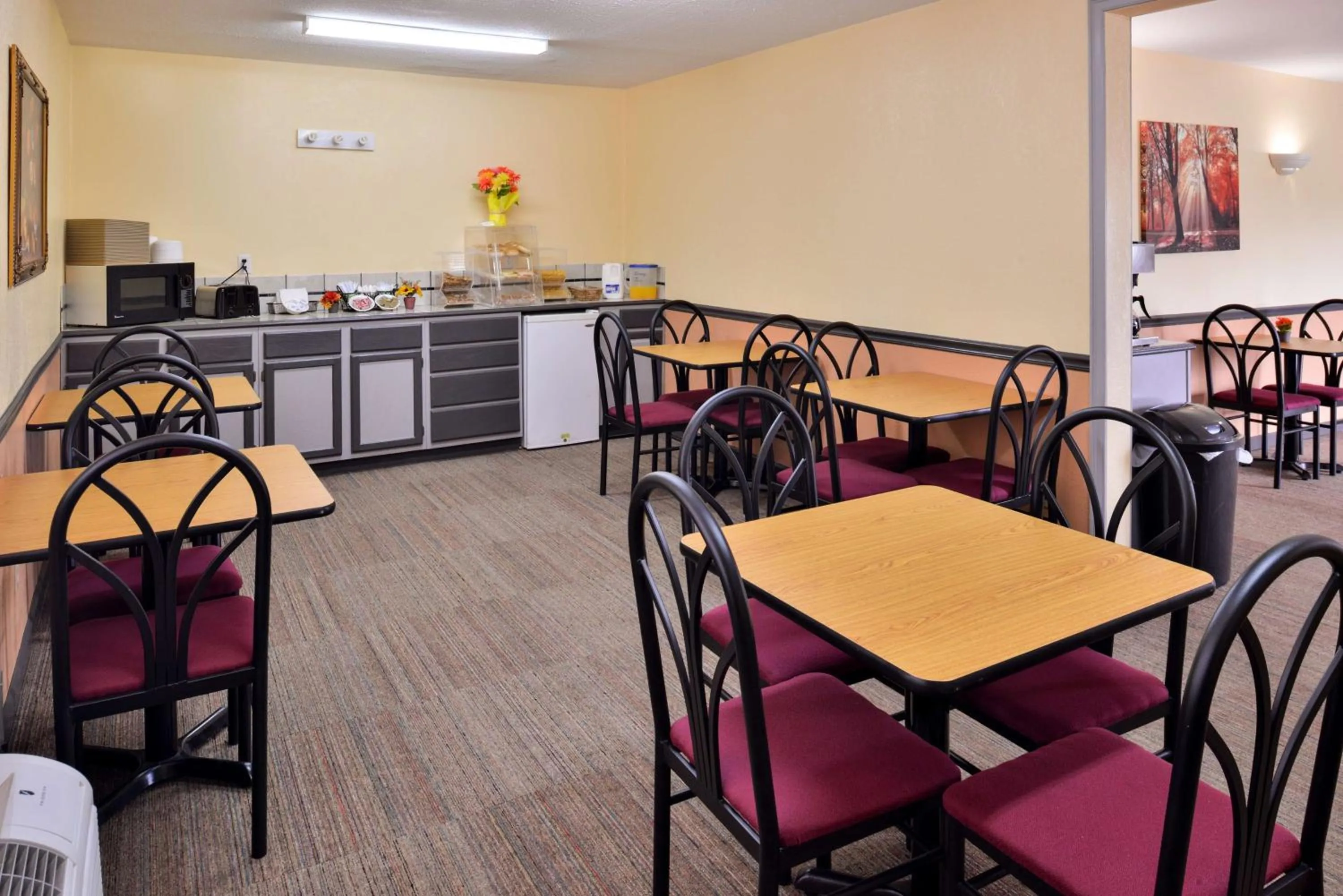 Restaurant/places to eat in Americas Best Value Inn Knob Noster