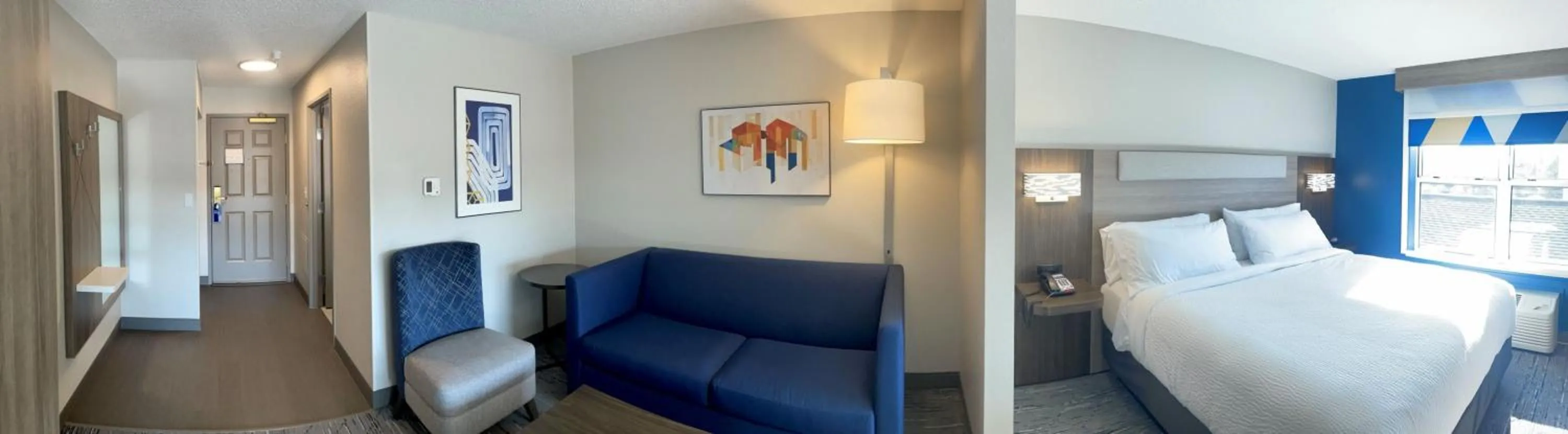 Photo of the whole room, Bed in Holiday Inn Express & Suites Marquette by IHG