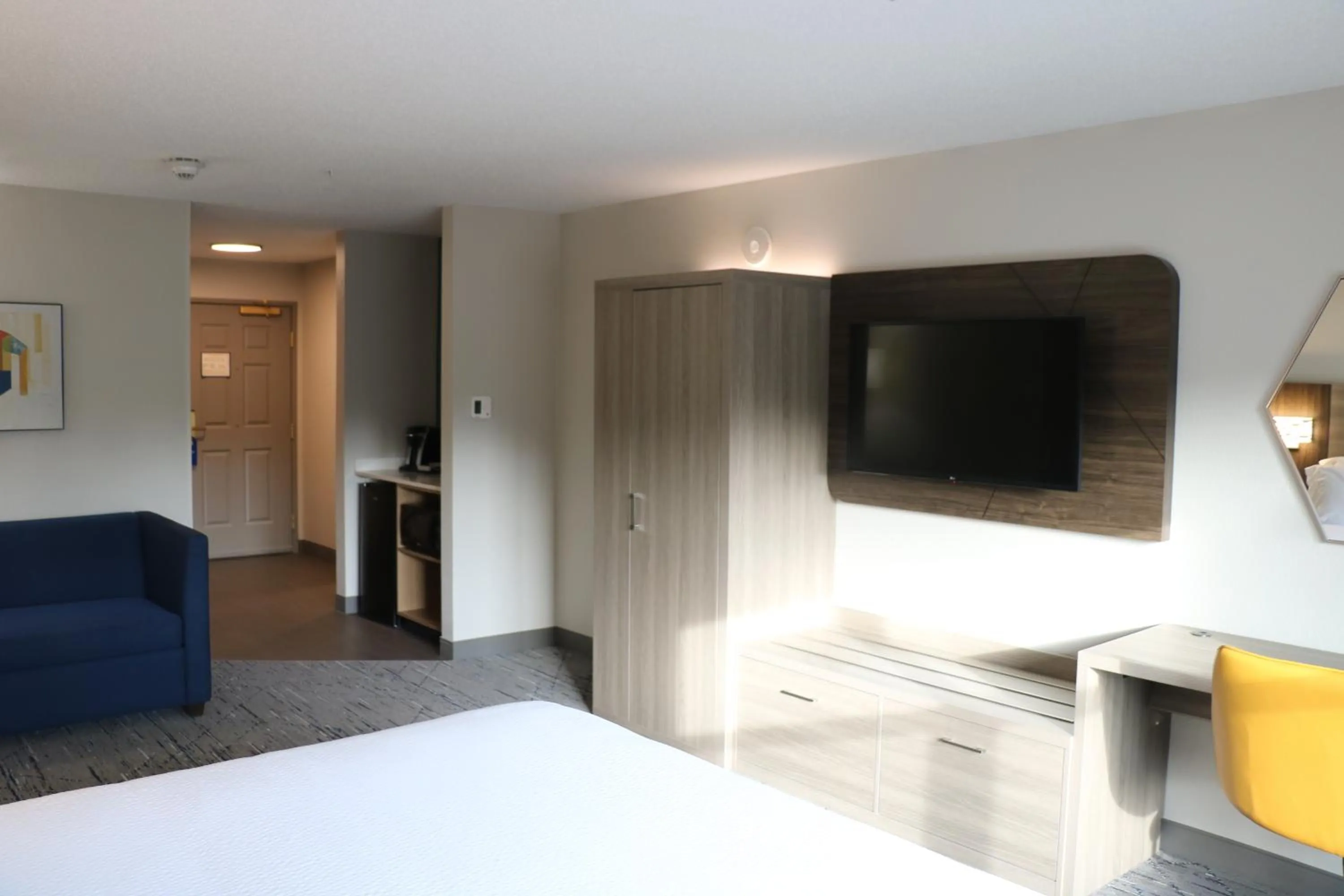 Photo of the whole room, Bed in Holiday Inn Express & Suites Marquette by IHG