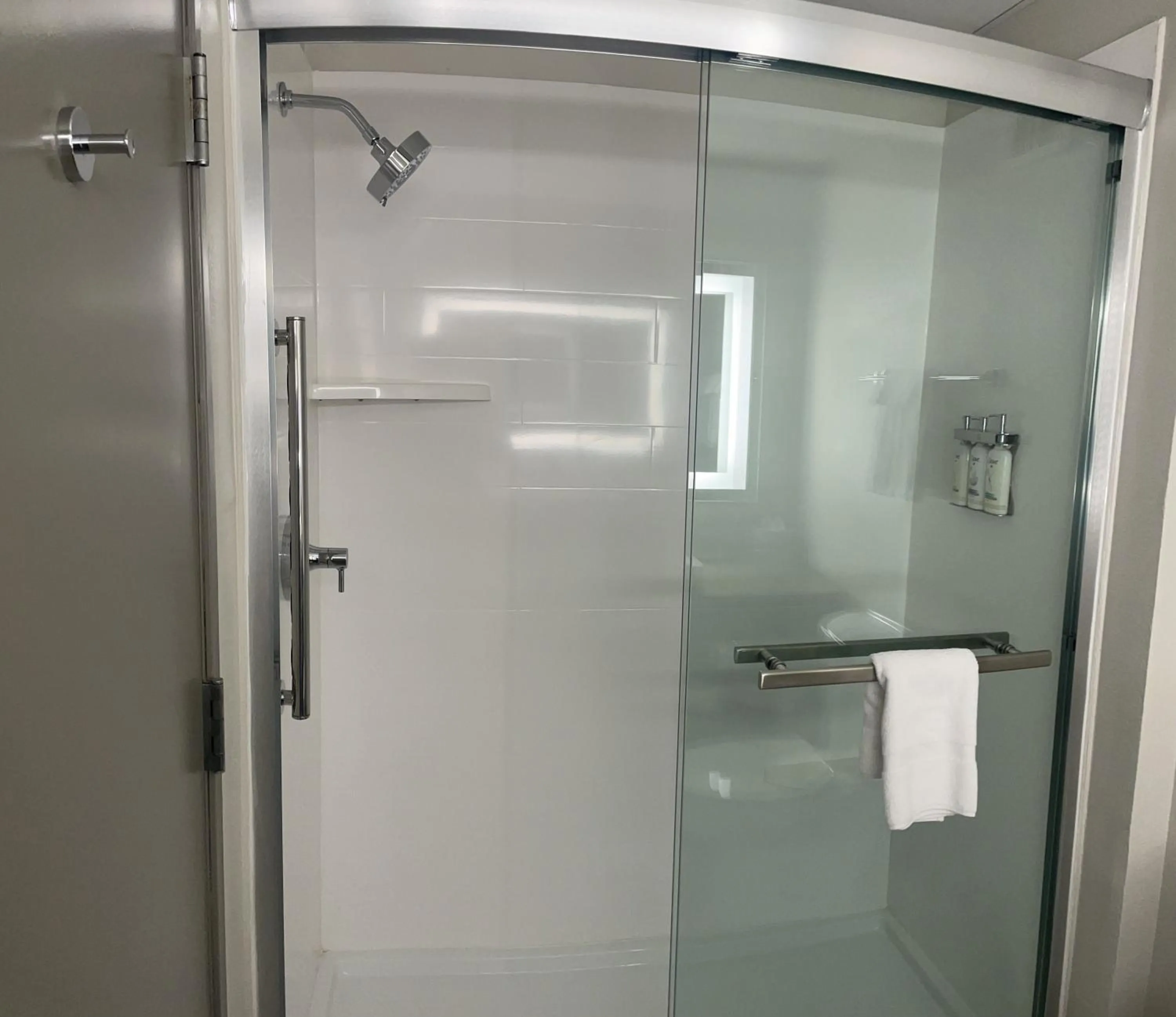 Shower in Holiday Inn Express & Suites Marquette by IHG