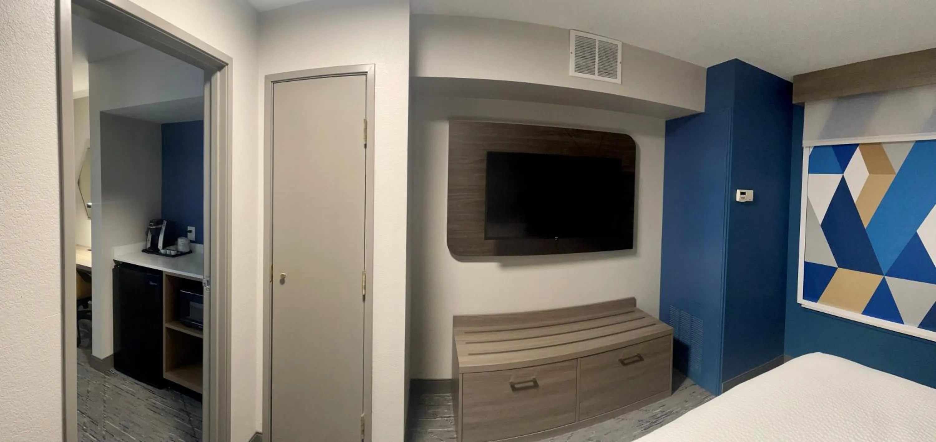 Bedroom, Bed in Holiday Inn Express & Suites Marquette by IHG