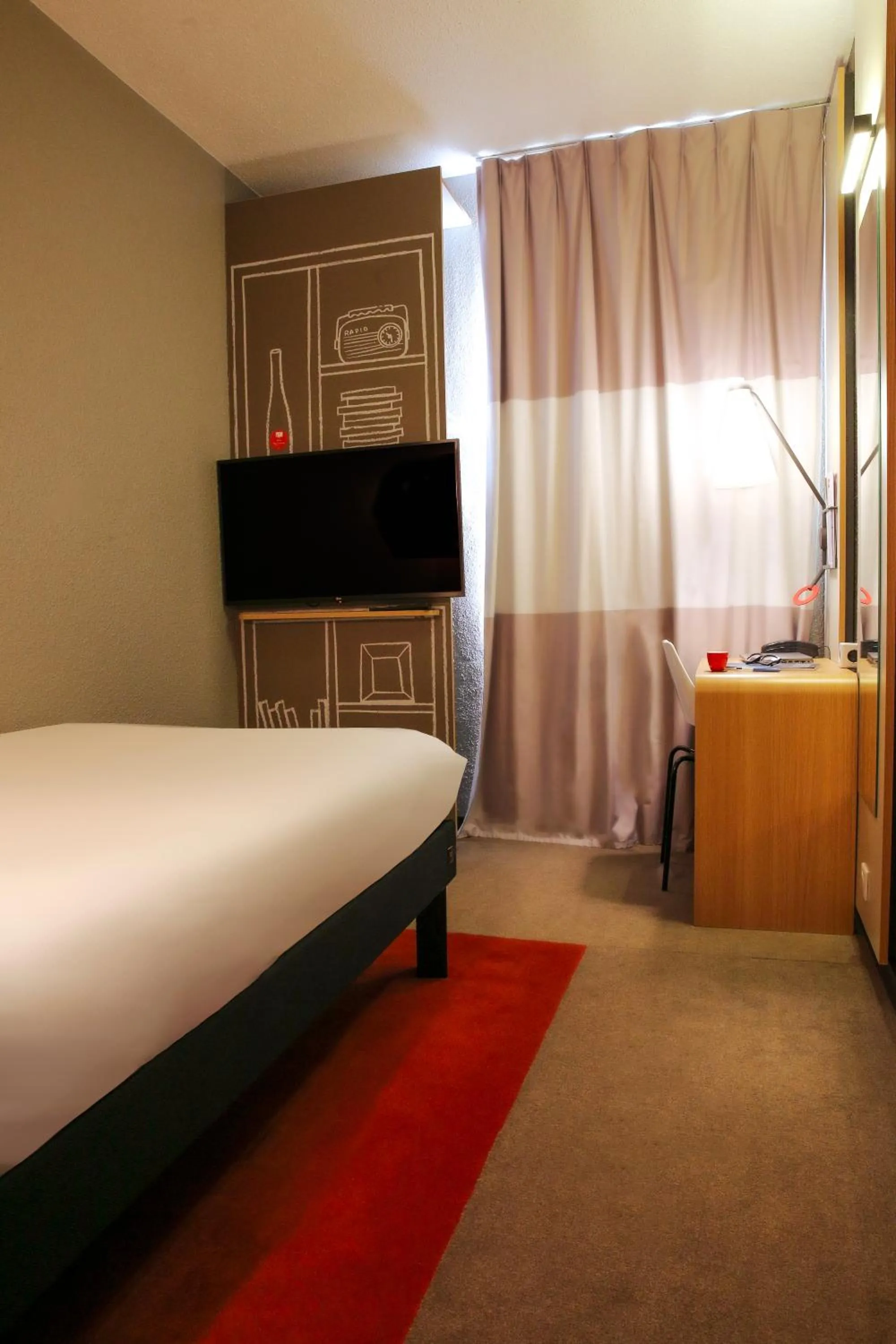 Bedroom, Bed in ibis Clichy Centre Mairie