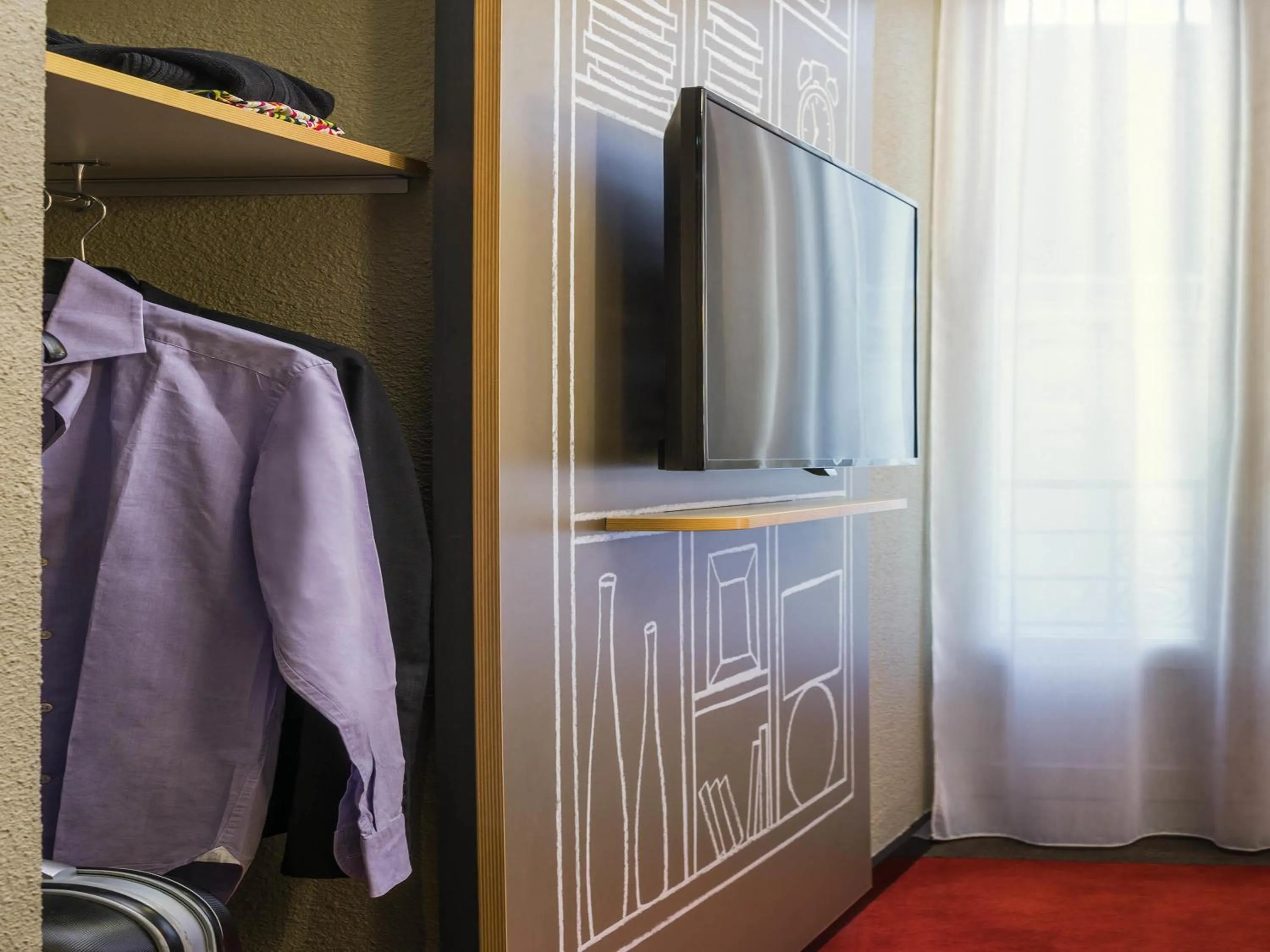 Bedroom in ibis Clichy Centre Mairie