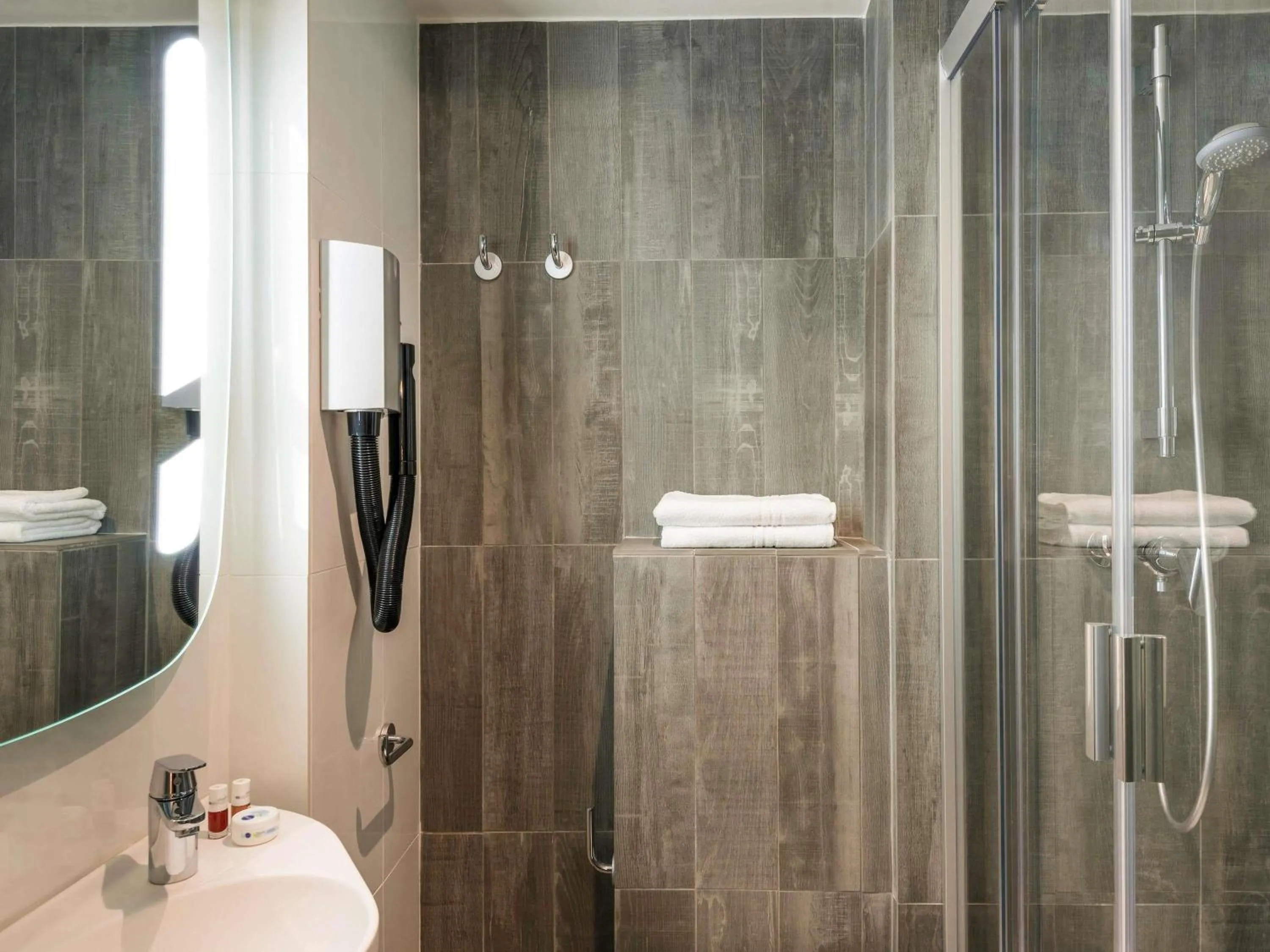 Bedroom in ibis Clichy Centre Mairie