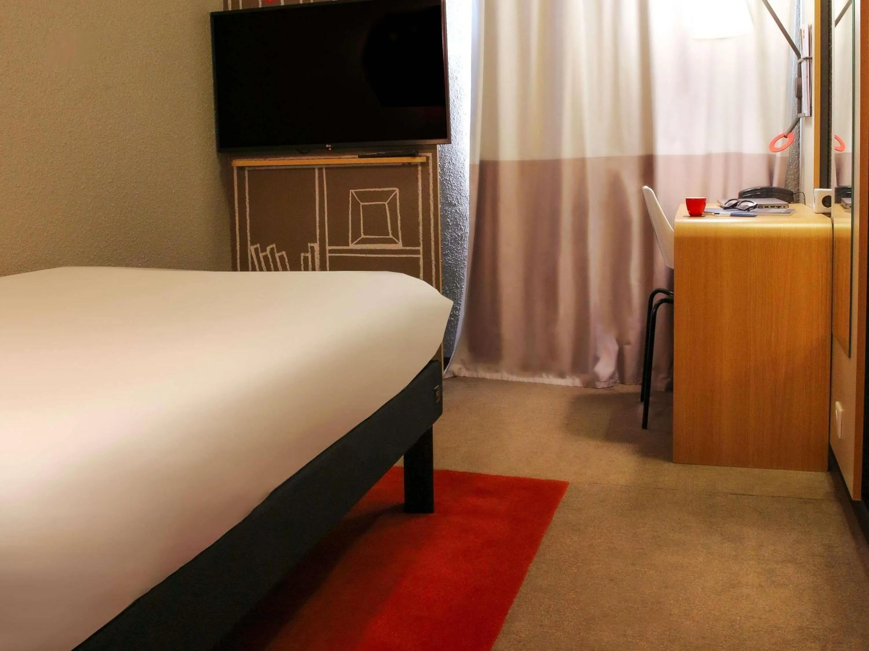 Bedroom, Bed in ibis Clichy Centre Mairie
