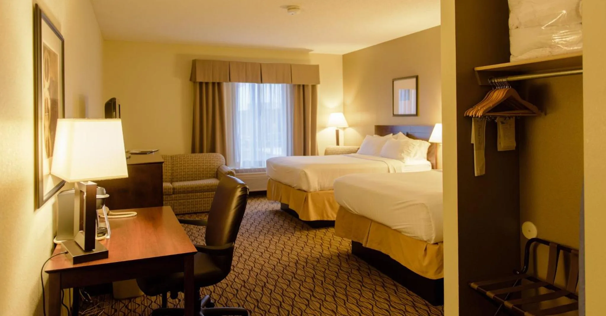 Photo of the whole room, Bed in Holiday Inn Express & Suites Superior by IHG