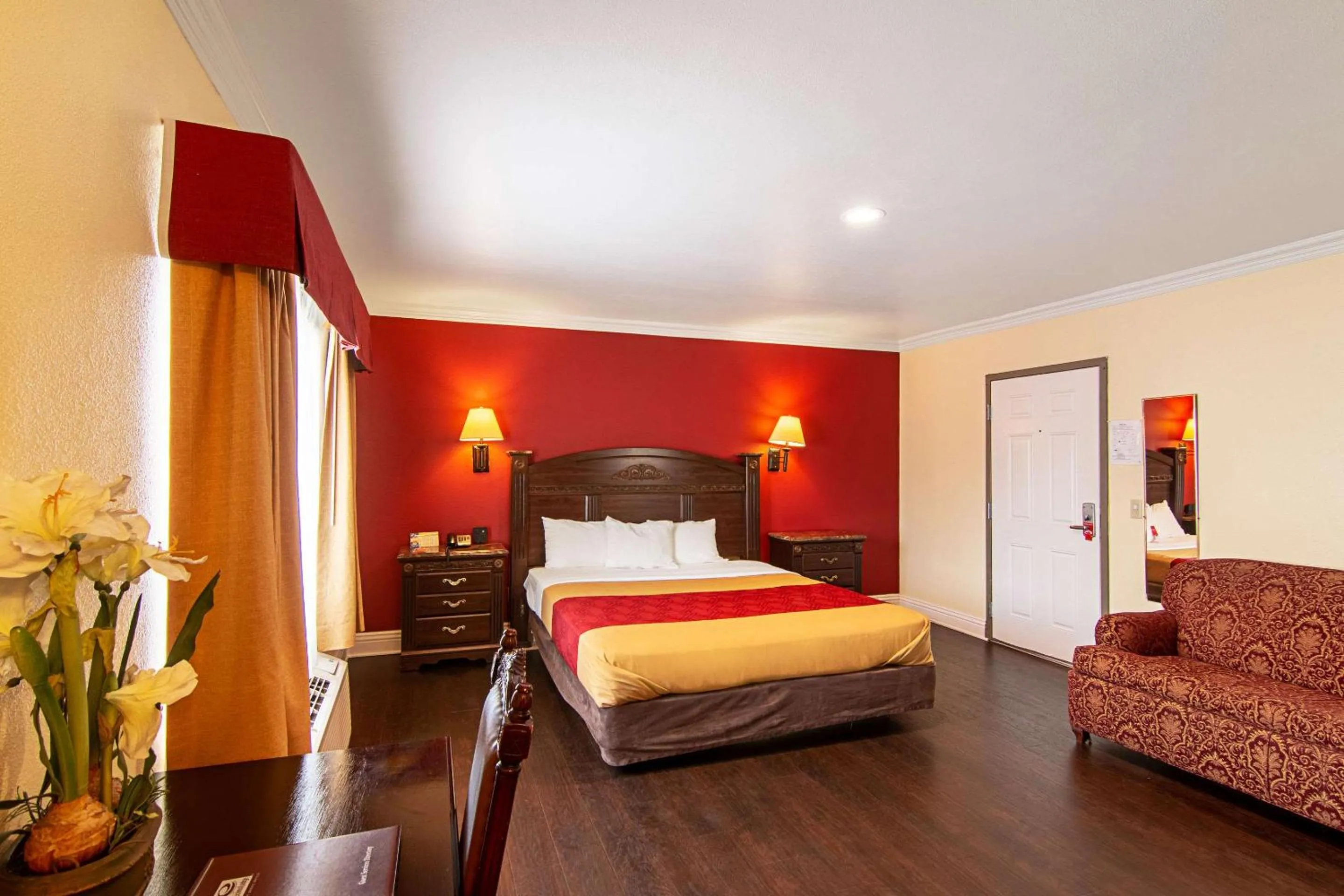 Photo of the whole room, Bed in Econo Lodge Long Beach I-405