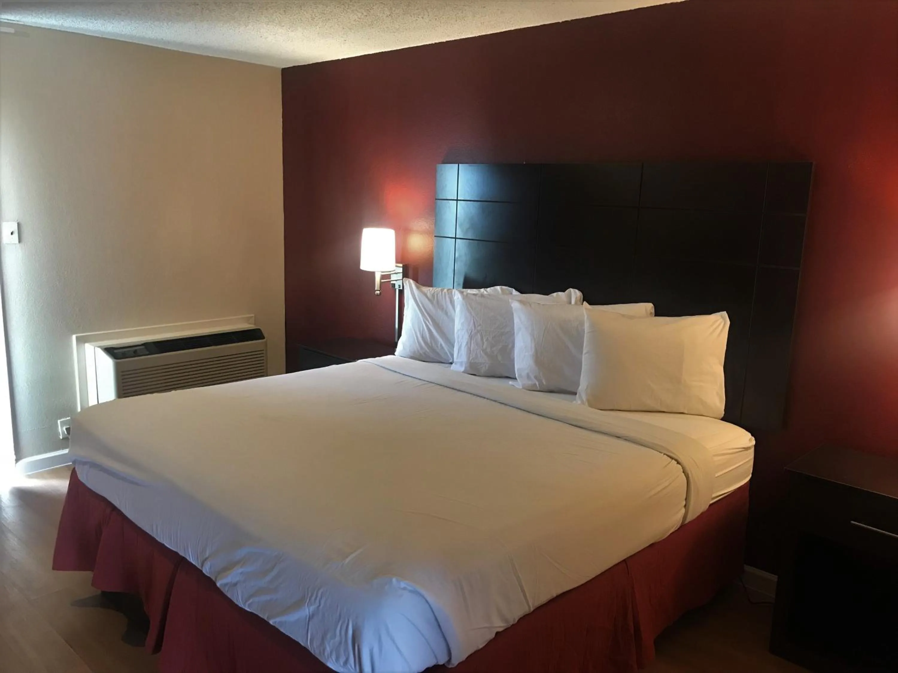 Photo of the whole room, Bed in Red Roof Inn & Suites San Angelo