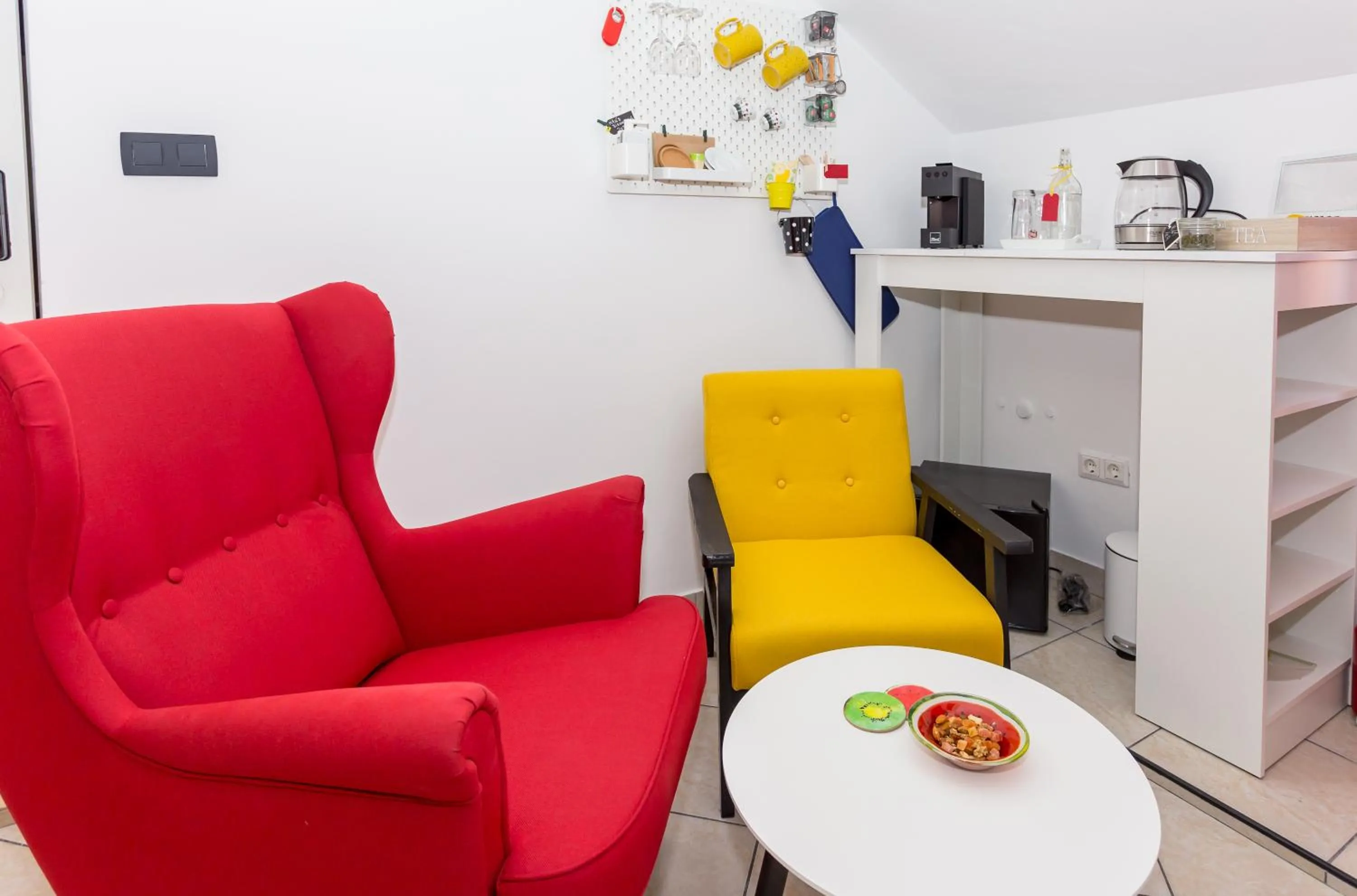 Seating area in MiMa's Rooms