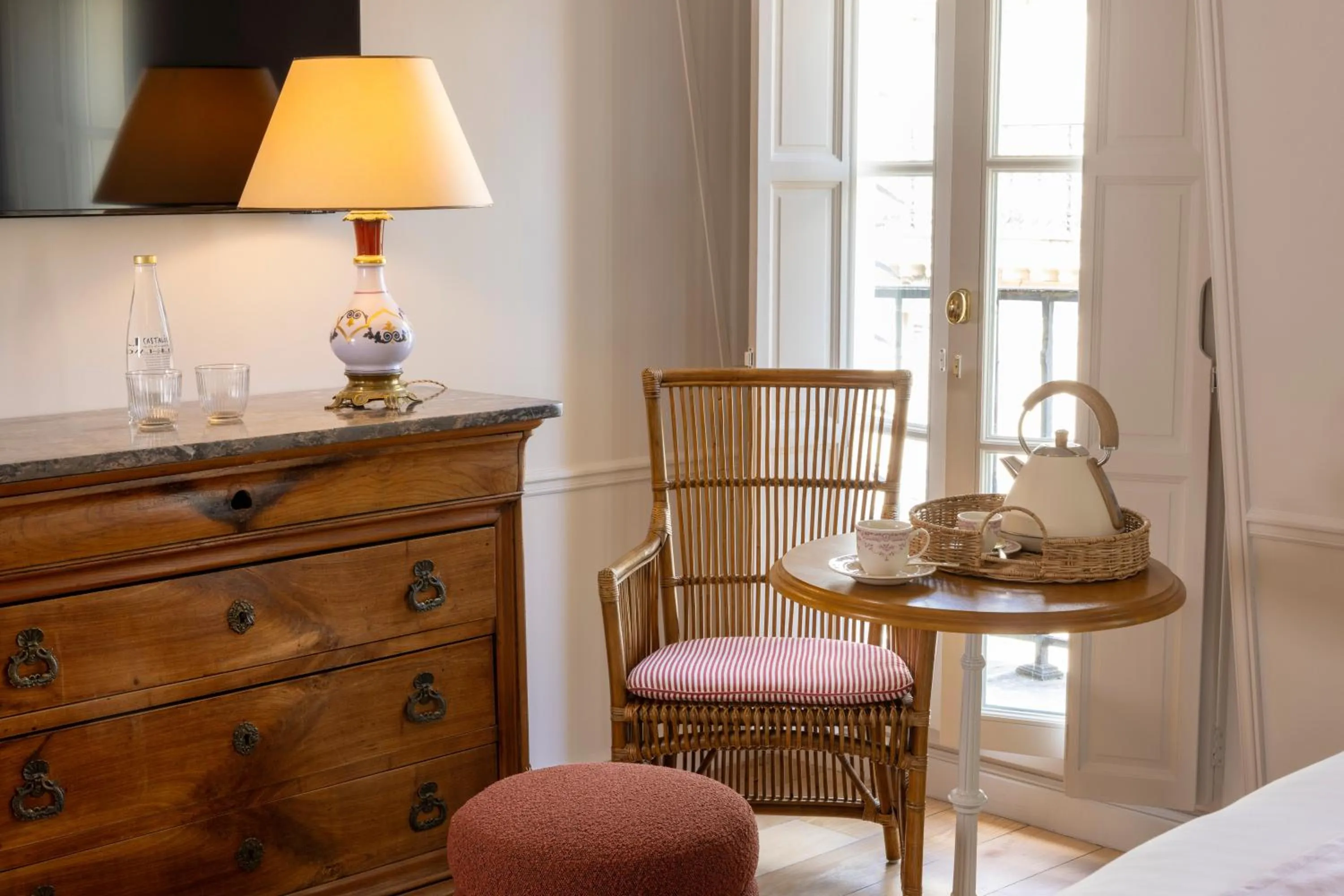 TV and multimedia in Hôtel Le Lavoisier & Spa