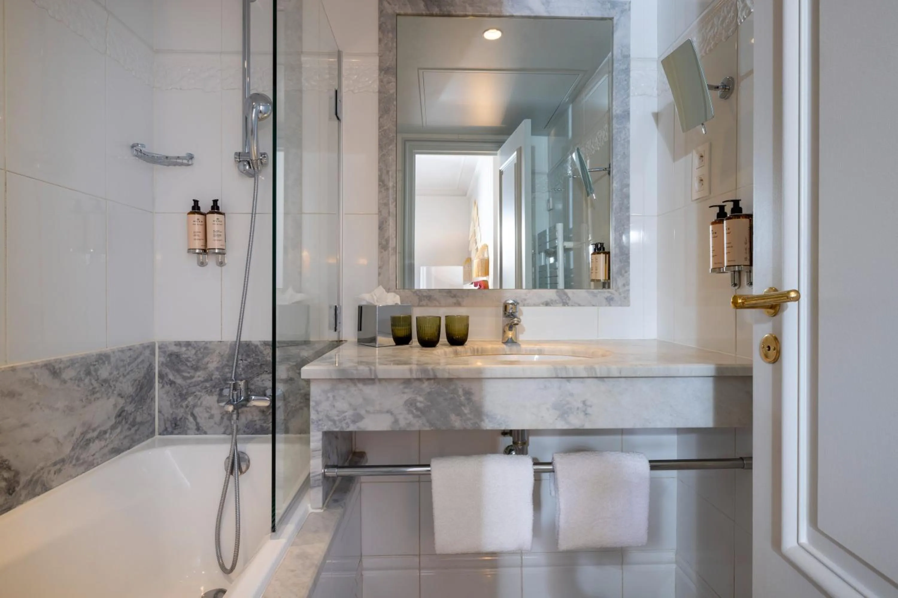 Shower in Hôtel Le Lavoisier & Spa