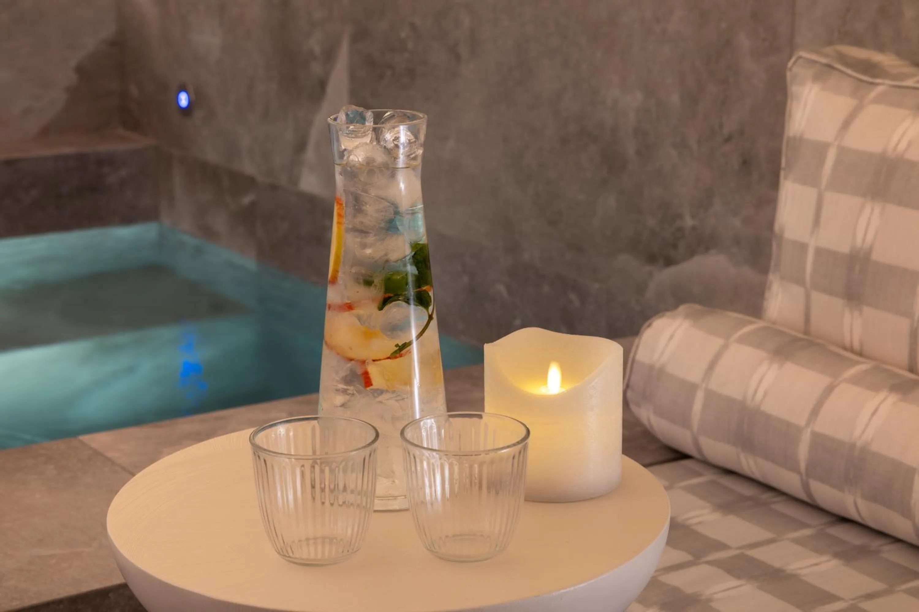 Swimming pool in Hôtel Le Lavoisier & Spa