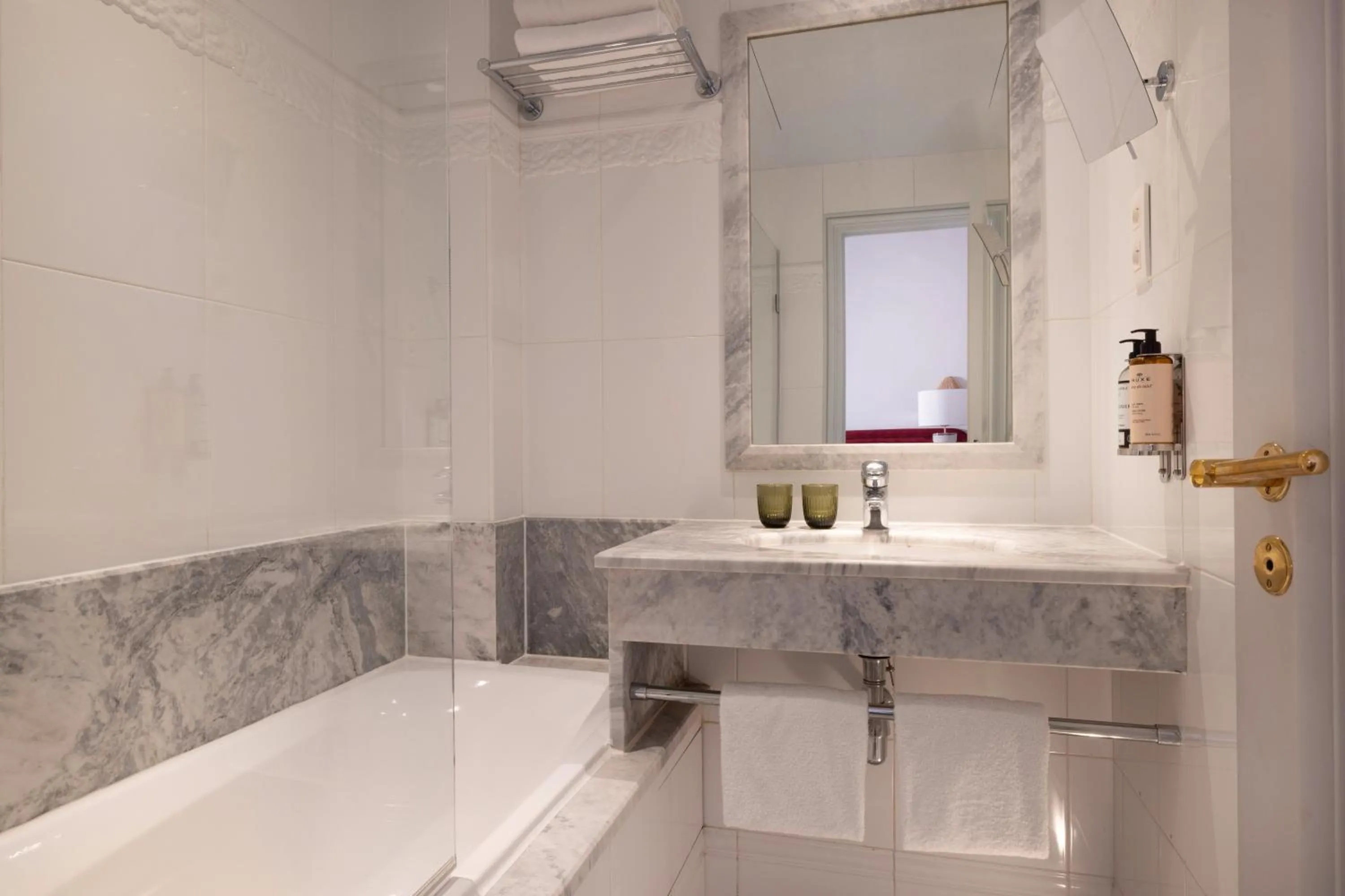 Shower in Hôtel Le Lavoisier & Spa