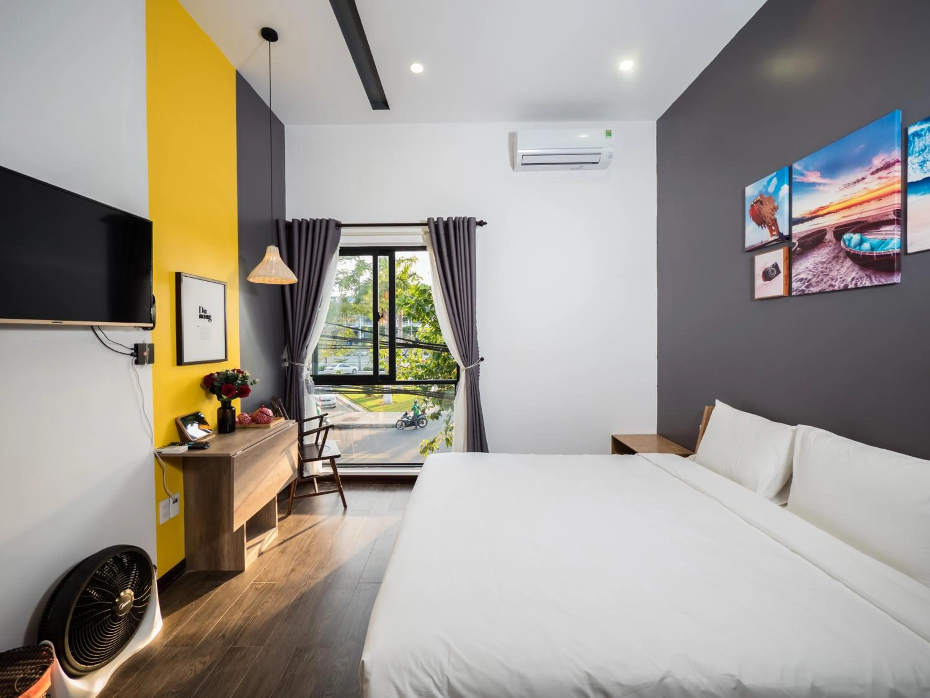 Photo of the whole room, Bed in Wings House