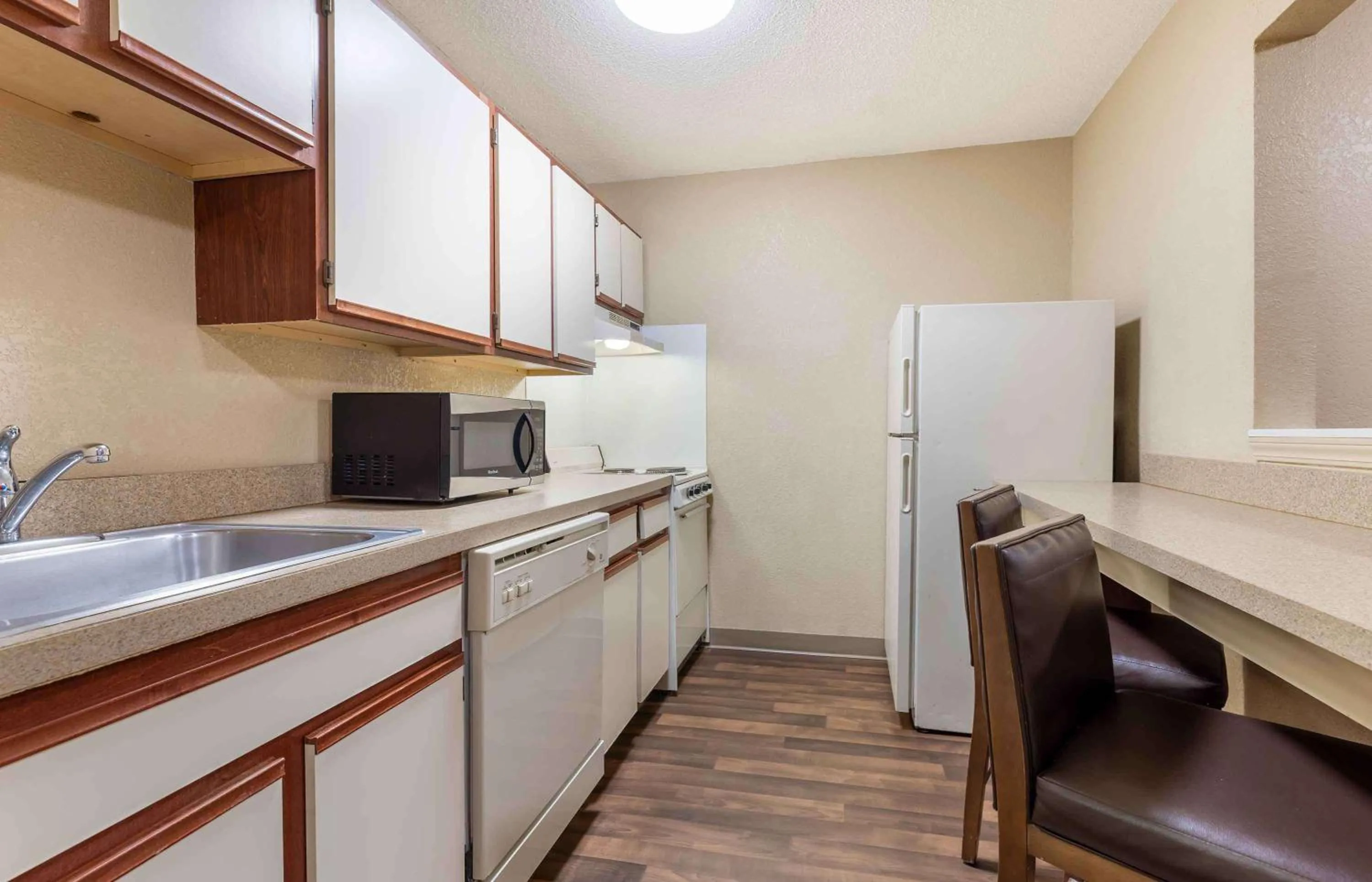 Kitchen or kitchenette in Extended Stay America Suites - Houston - Med Ctr - NRG Park - Kirby