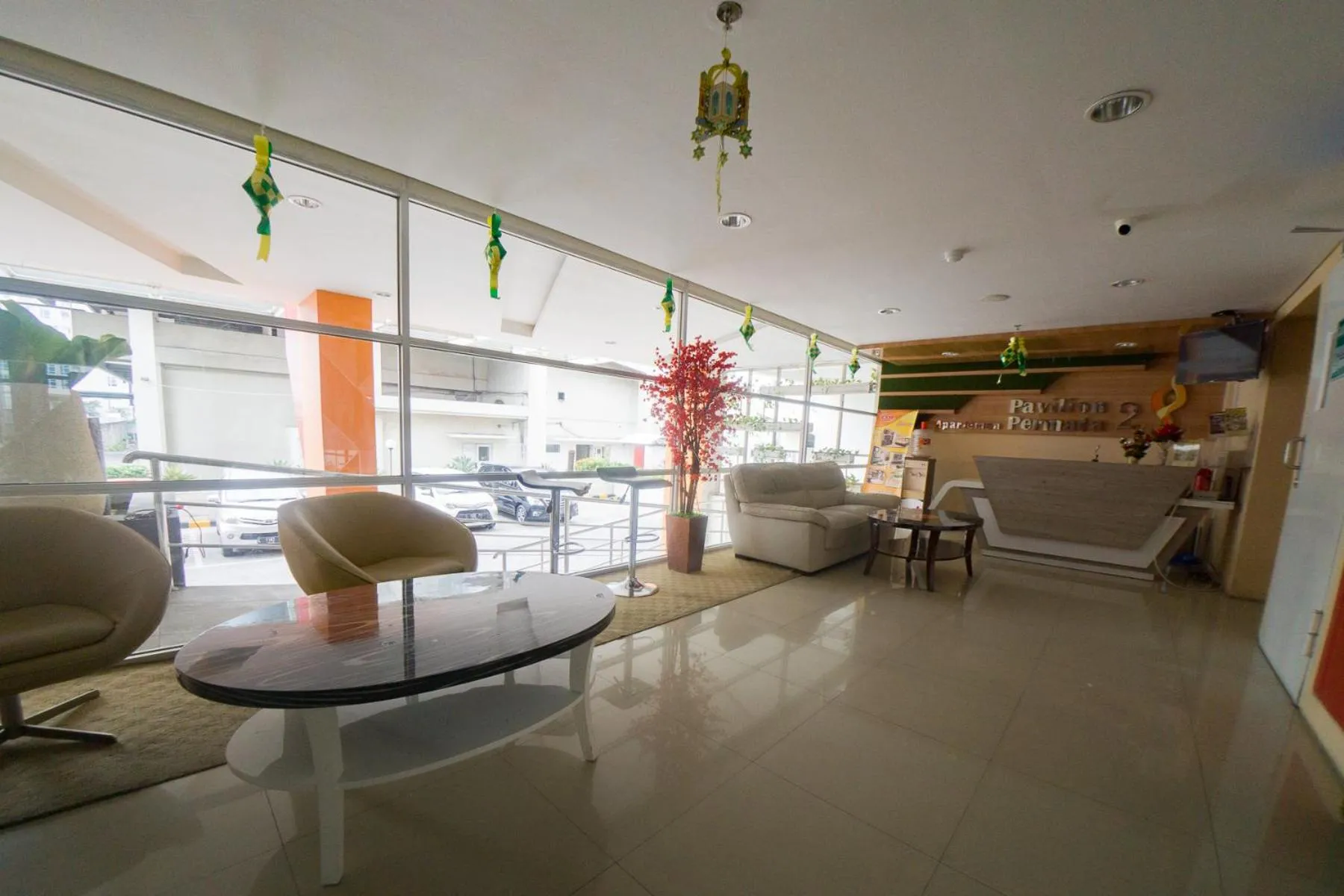 Lobby or reception in RedDoorz Apartment near Bundaran Satelit Surabaya